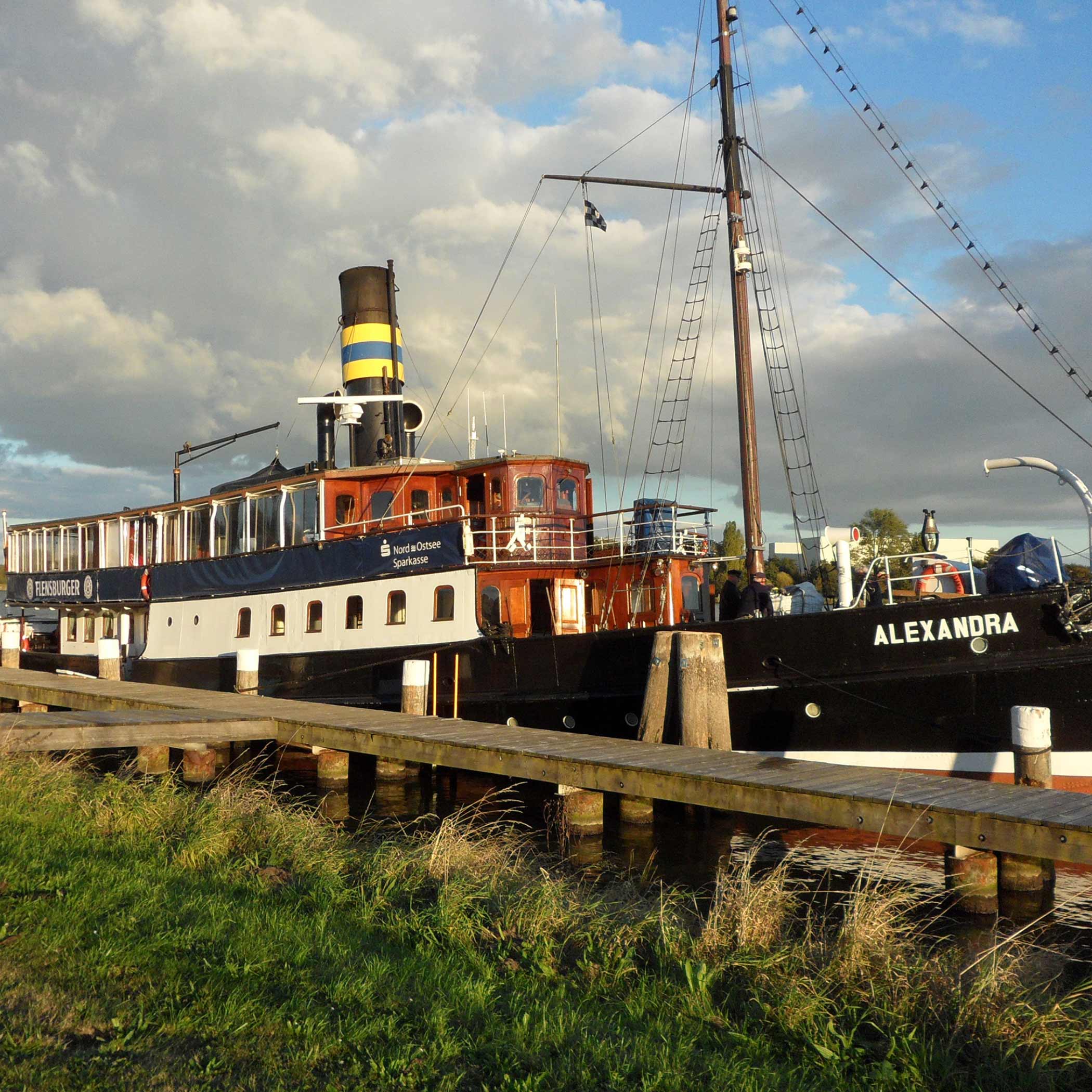 hochzwei_fvsa_teaser_05.jpg Schiff Alexandra legt am Hafen an