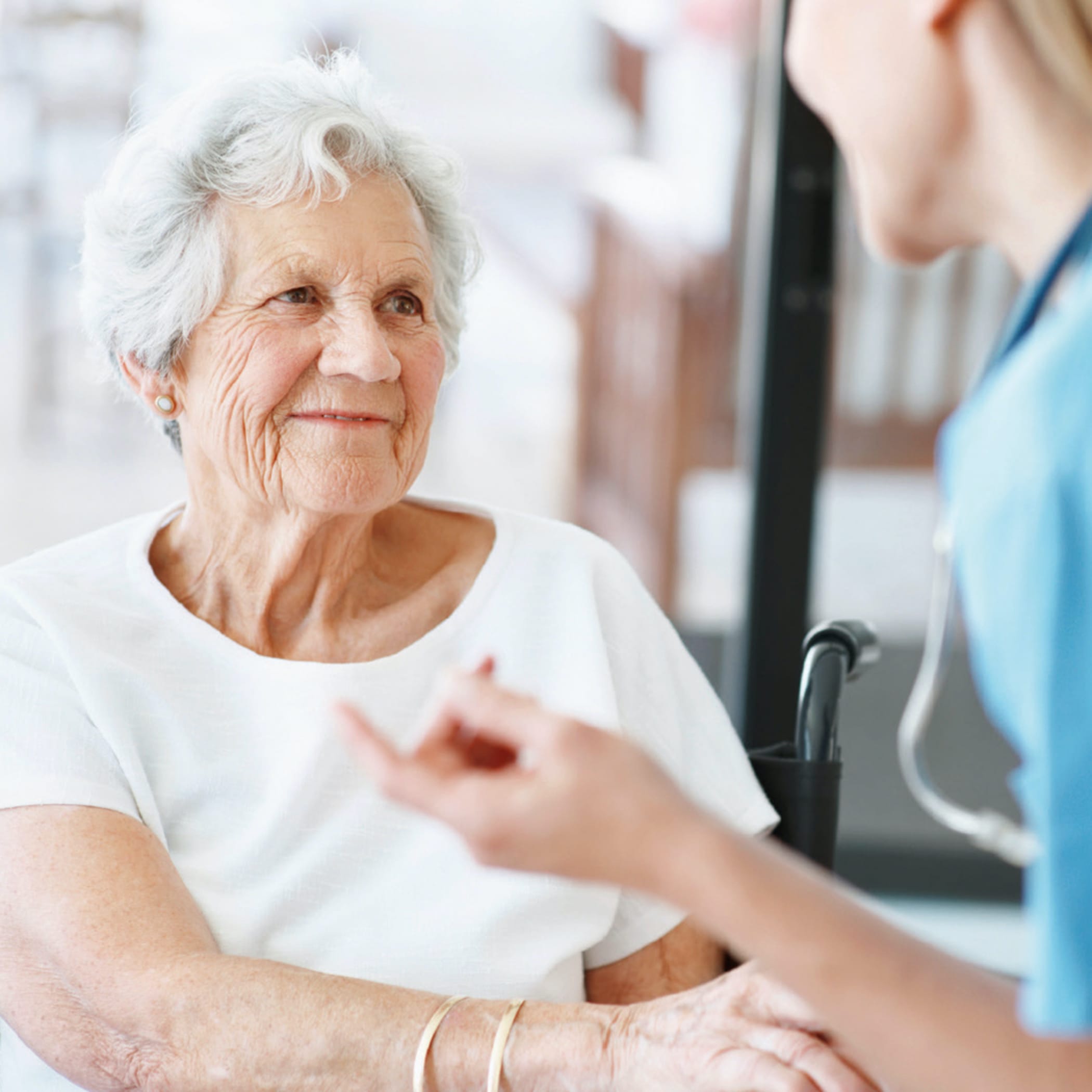 hochzwei_sana_teaser_05.jpg Porträt einer älteren Dame im Rollstuhl