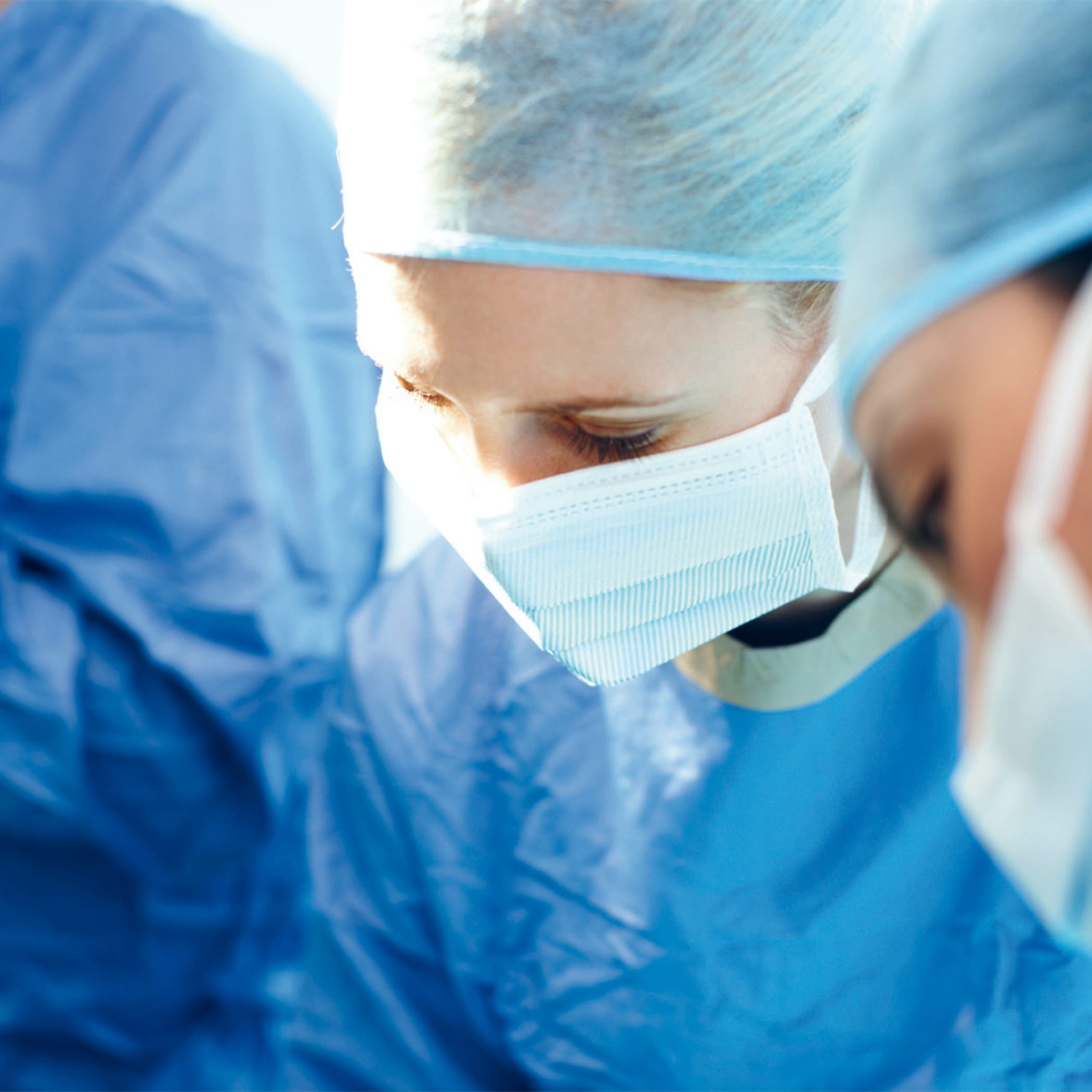 hochzwei_sana_teaser_03.jpg Nahaufnahme einer OP Schwester