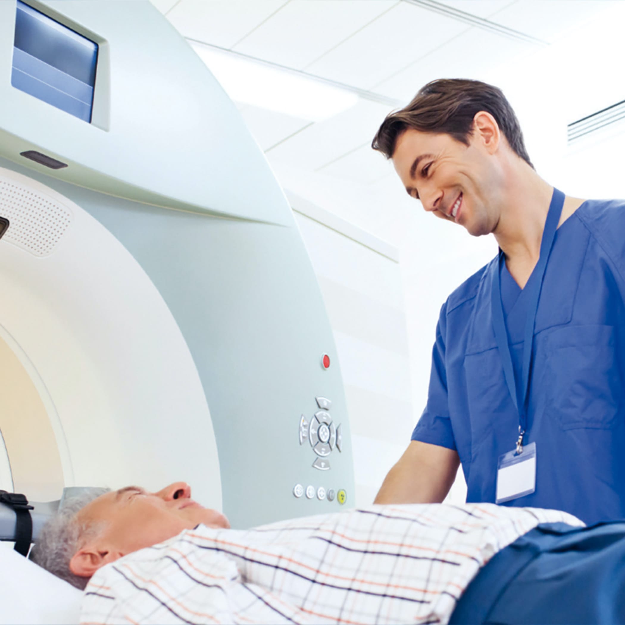 hochzwei_sana_teaser_07.jpg Krankenpfleger schiebt Patienten in den mrt