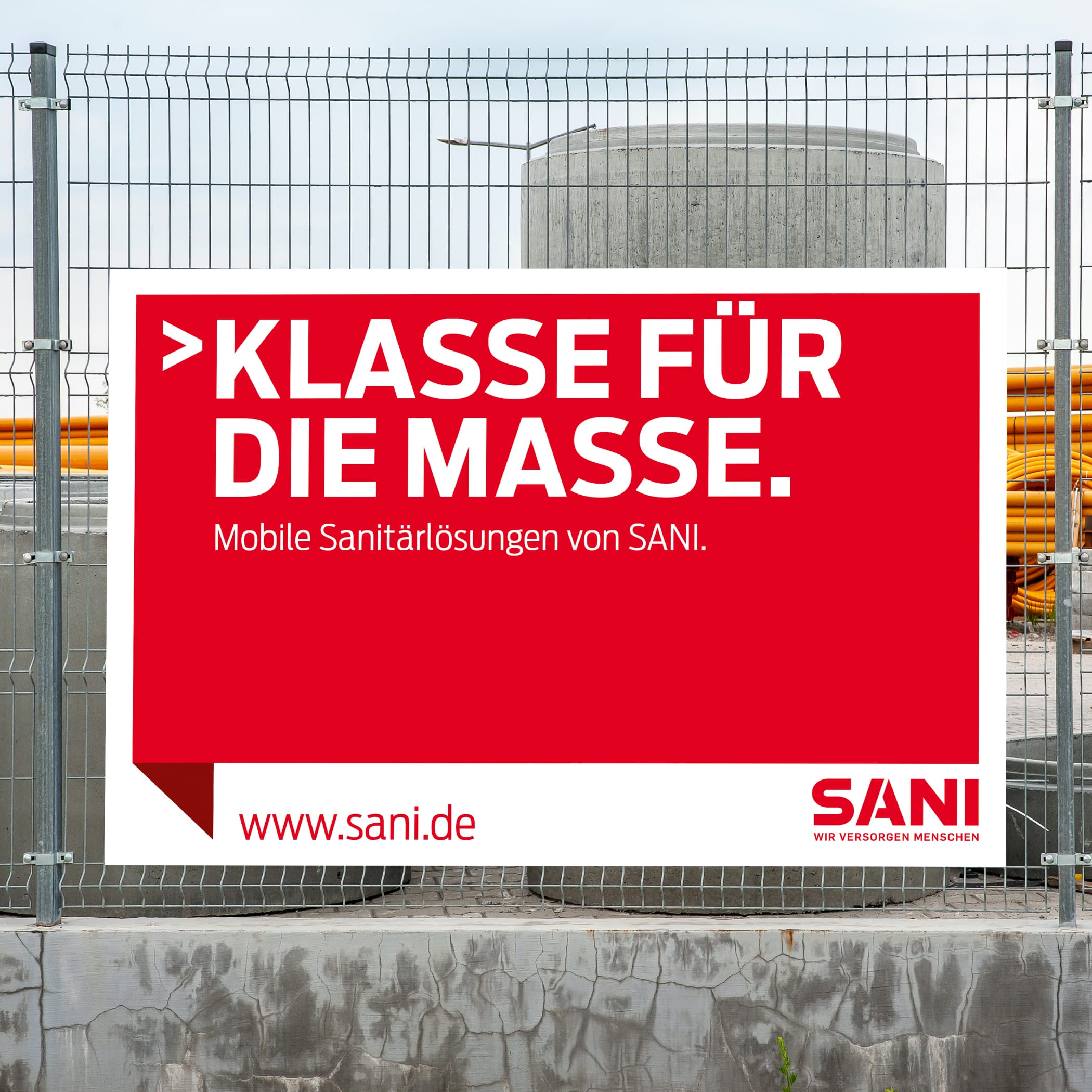 hochzwei_sani_teaser_07.jpg Rote Werbung von Sani an einem Zaun