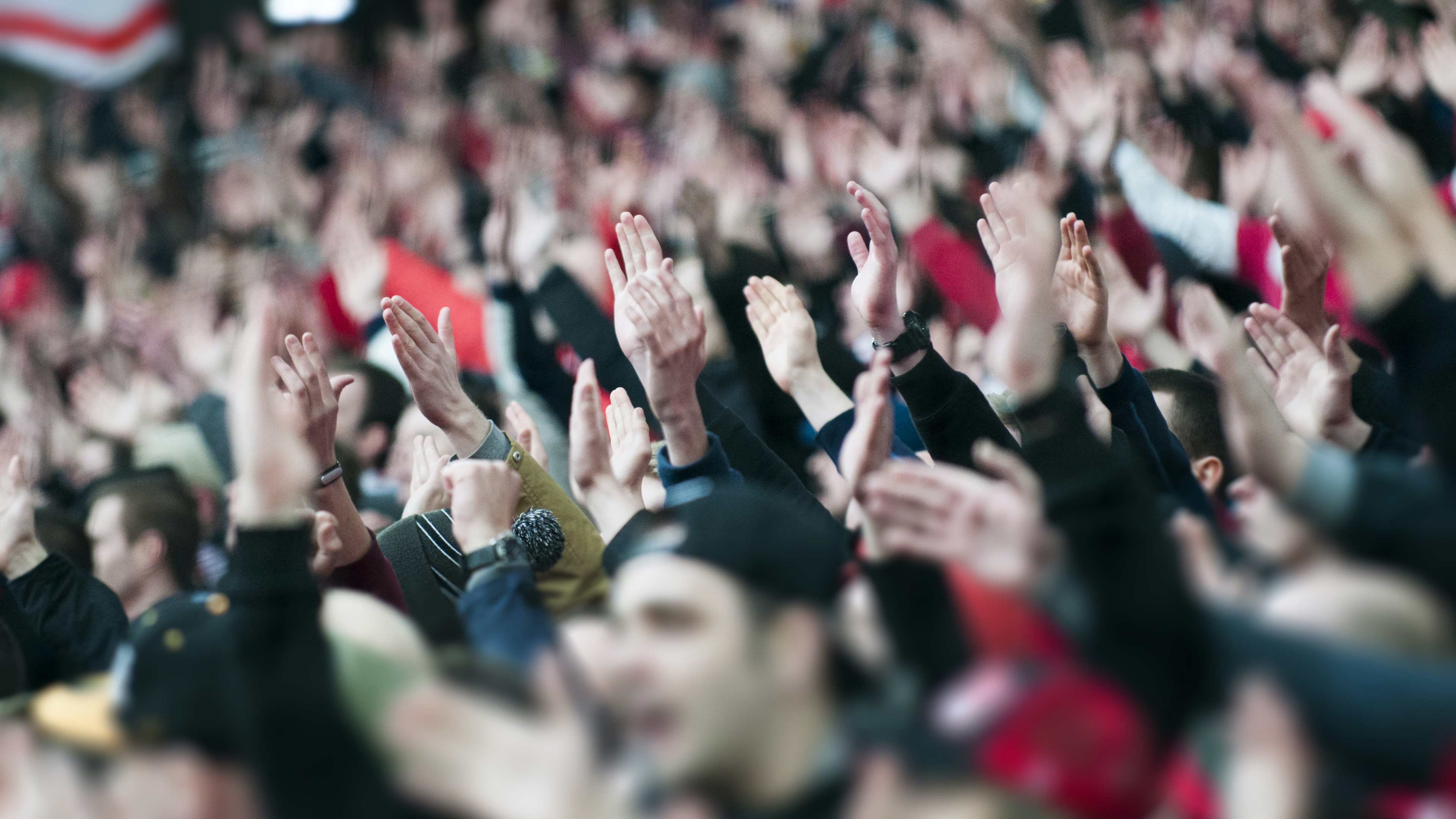 Fans klatschen bei Konzert