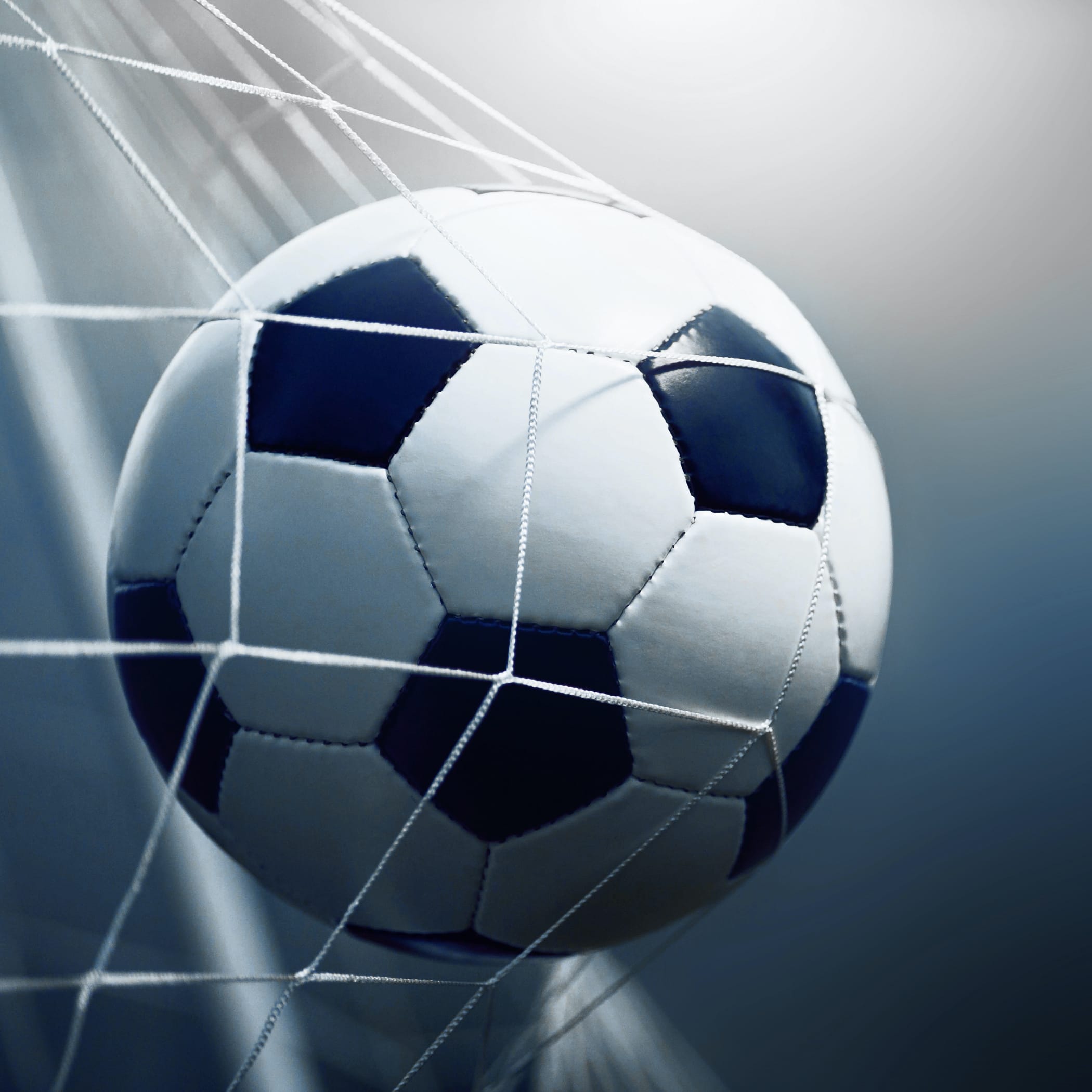 hochzwei_sani_teaser_03_hauptteaser.jpg Fussball im Netz eines Tores