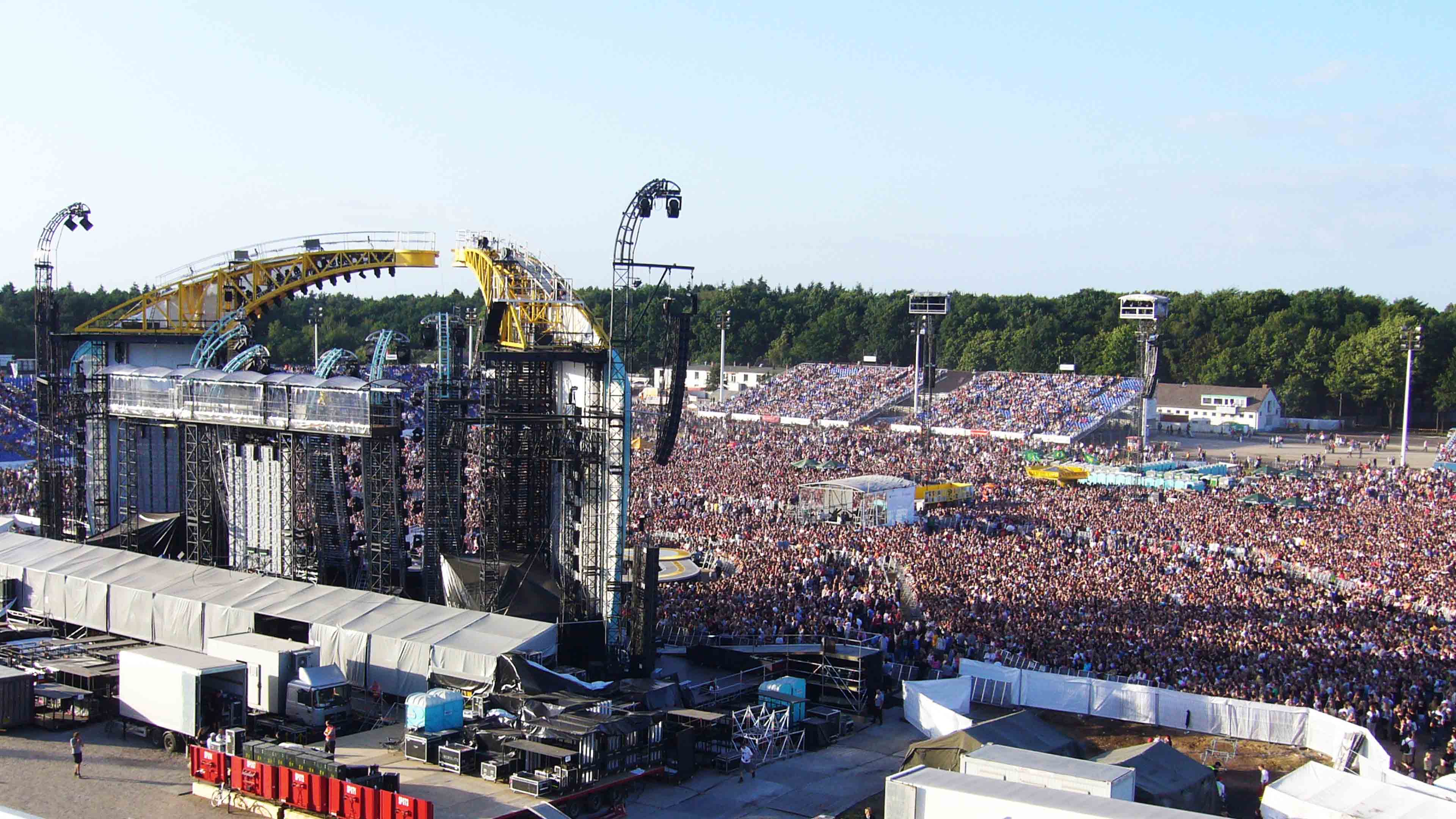 Blick auf ein Festival mit Live Musik