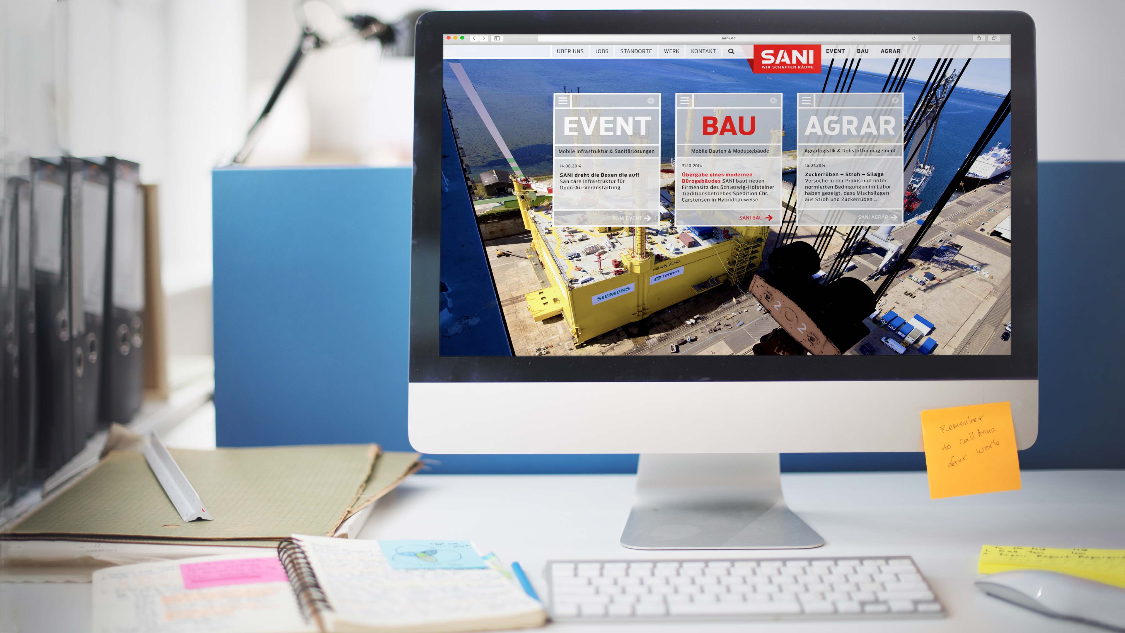 Weißer Computer steht auf einem Schreibtisch 