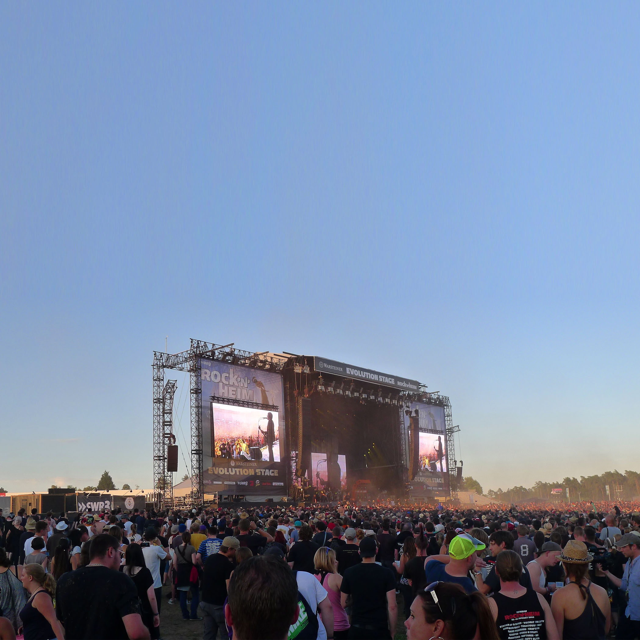 hochzwei_sani_teaser_07.jpg Blick auf die Bühne vom Rockenheim Festival