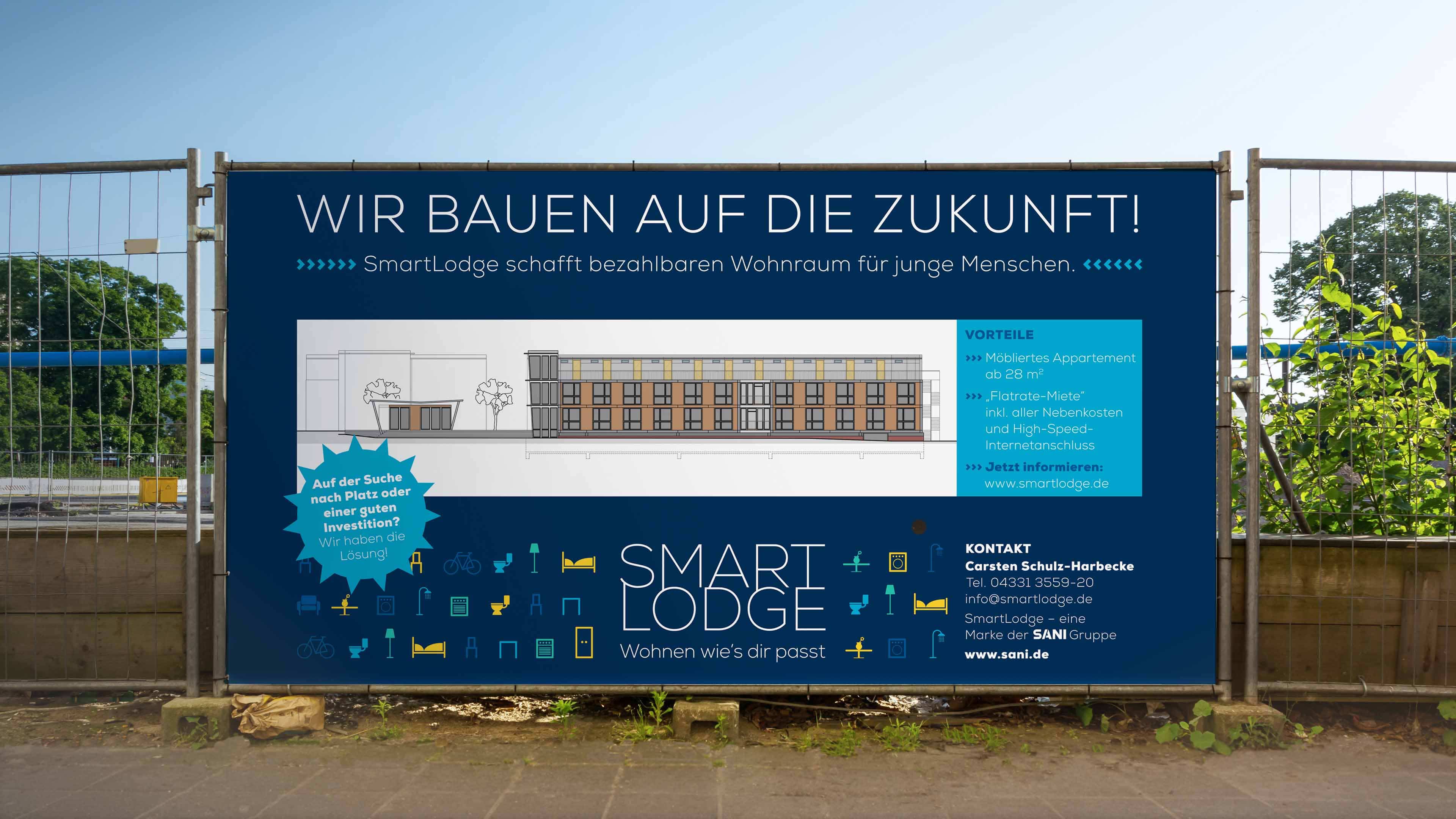 hochzwei_smartlodge_slider_02.jpg Werbeplakat an einem Gerüst einer Baustelle
