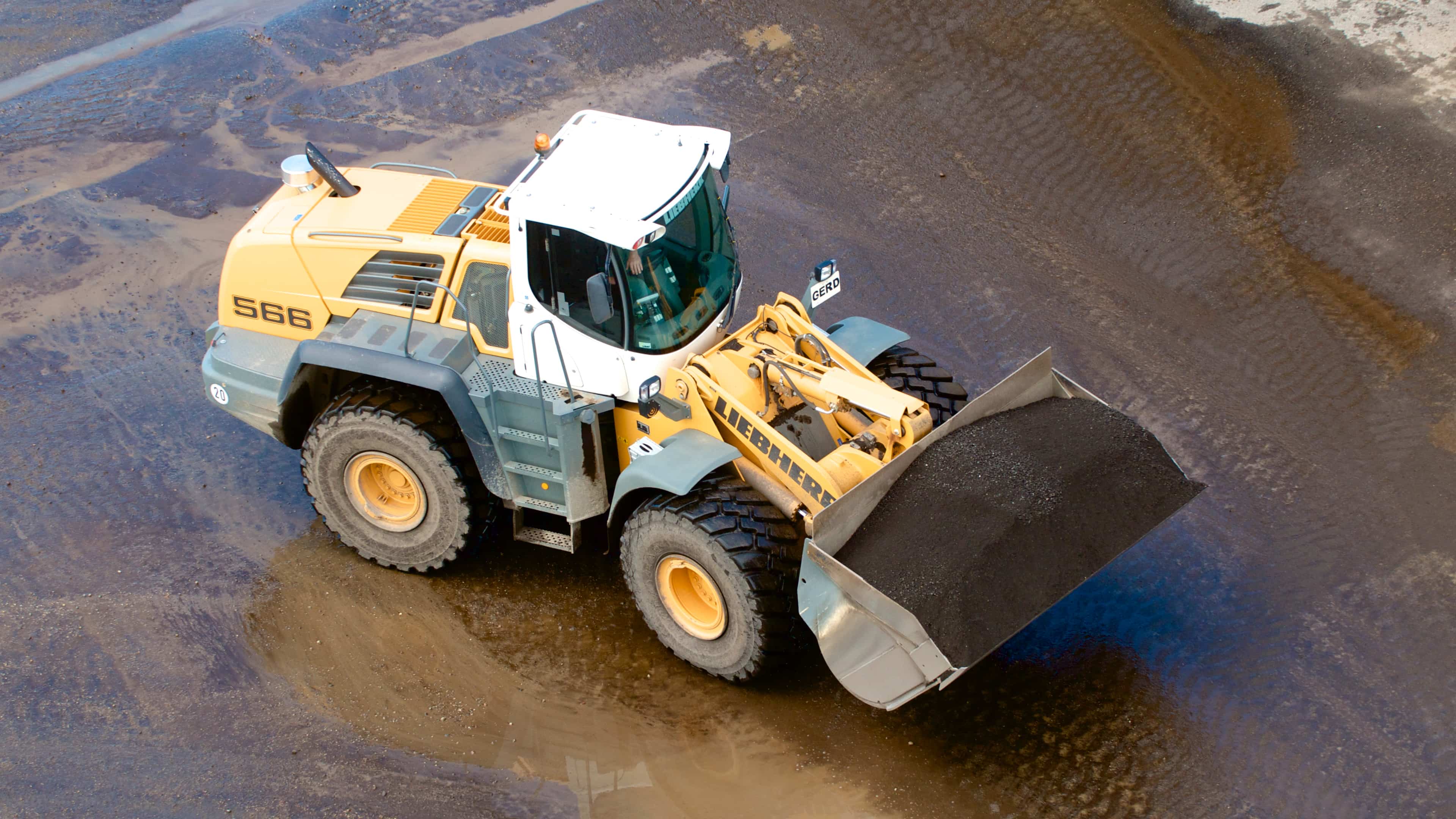 hochzwei_saw_slider_02.jpg Blick von oben auf einen Bagger