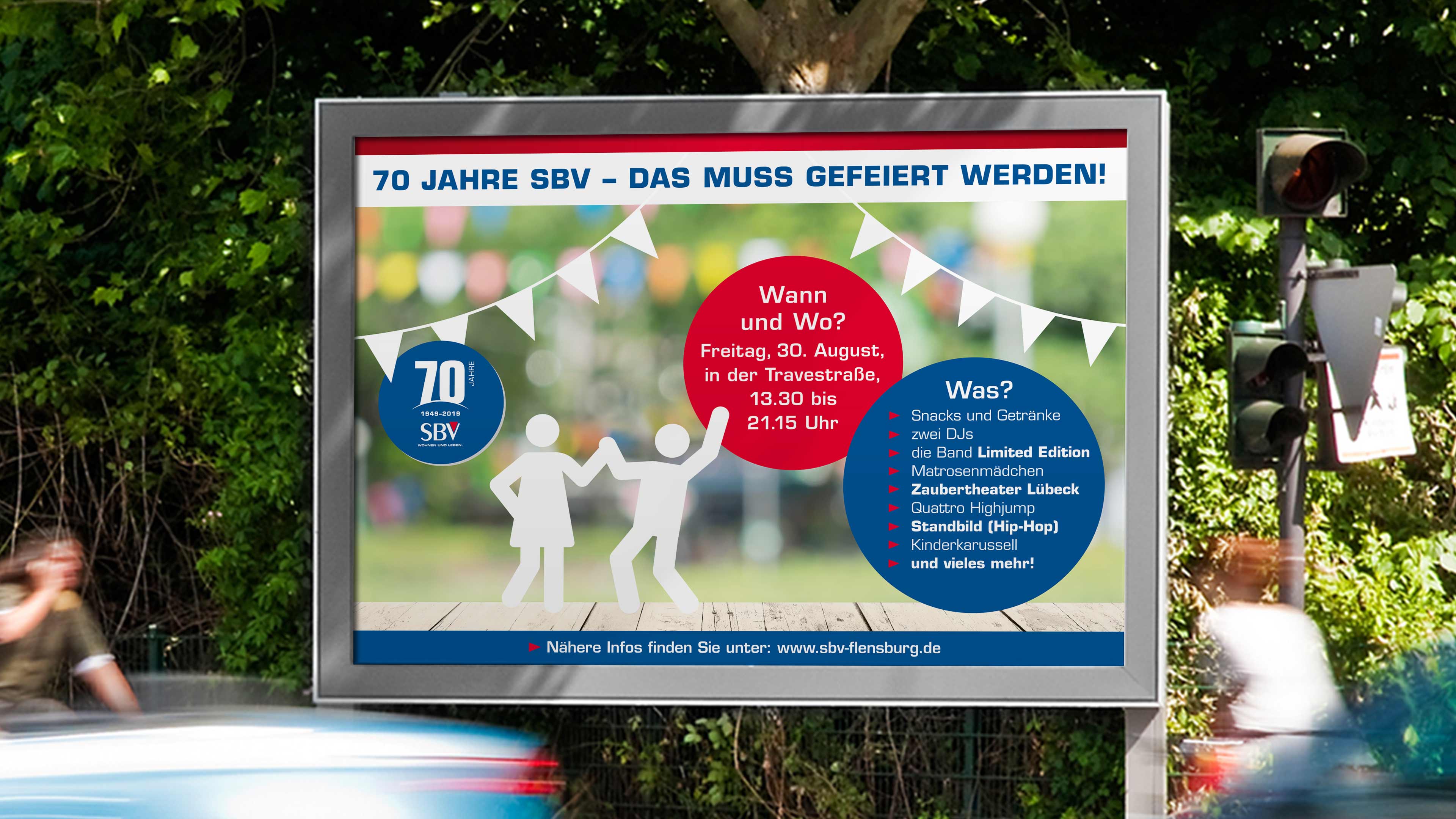 hochzwei_sbv_slider_02.jpg Werbetafel am Straßenrand mit Werbung vom SBV