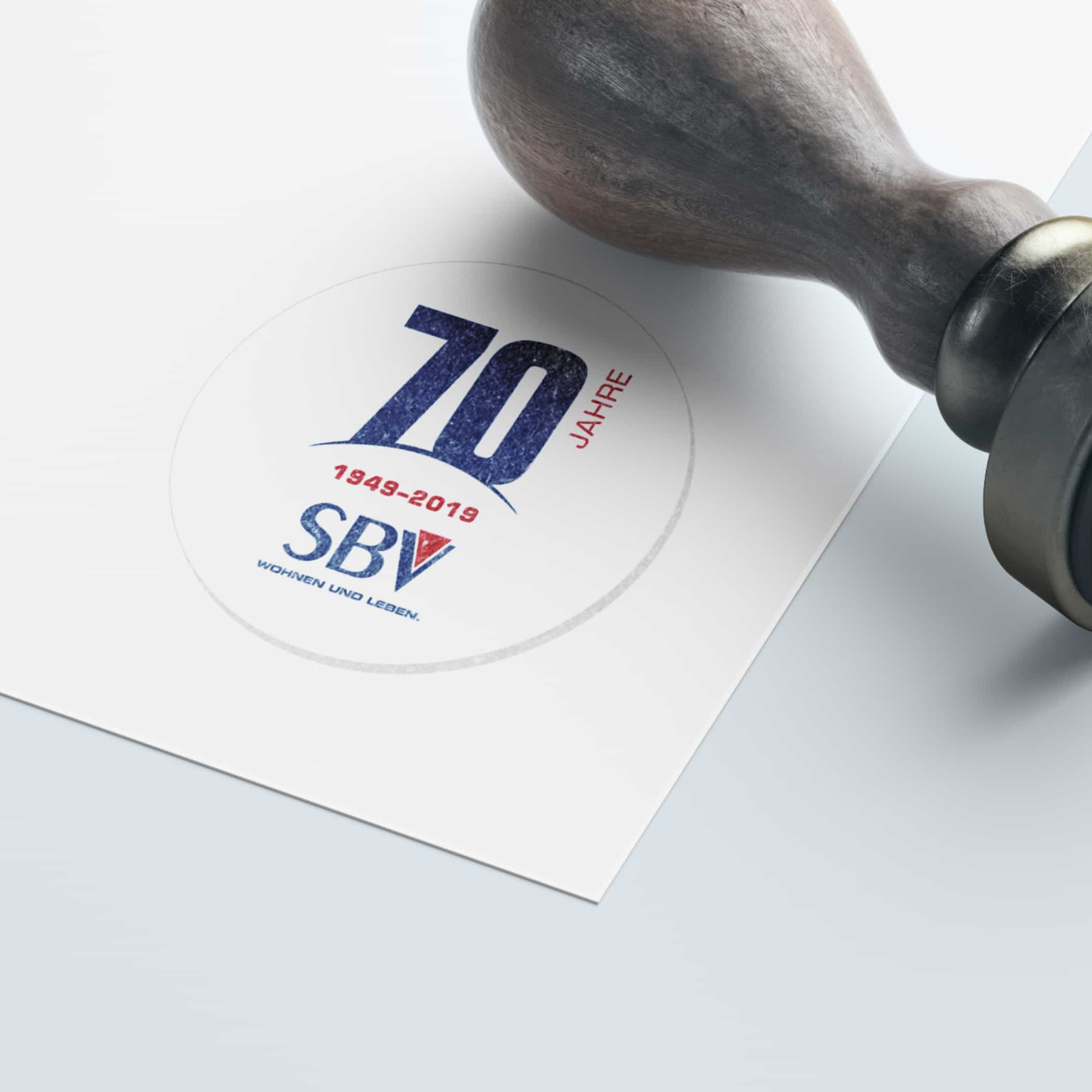 hochzwei_sbv_teaser_04_hauptteaser.jpg SBV Stempel auf weißem Papier