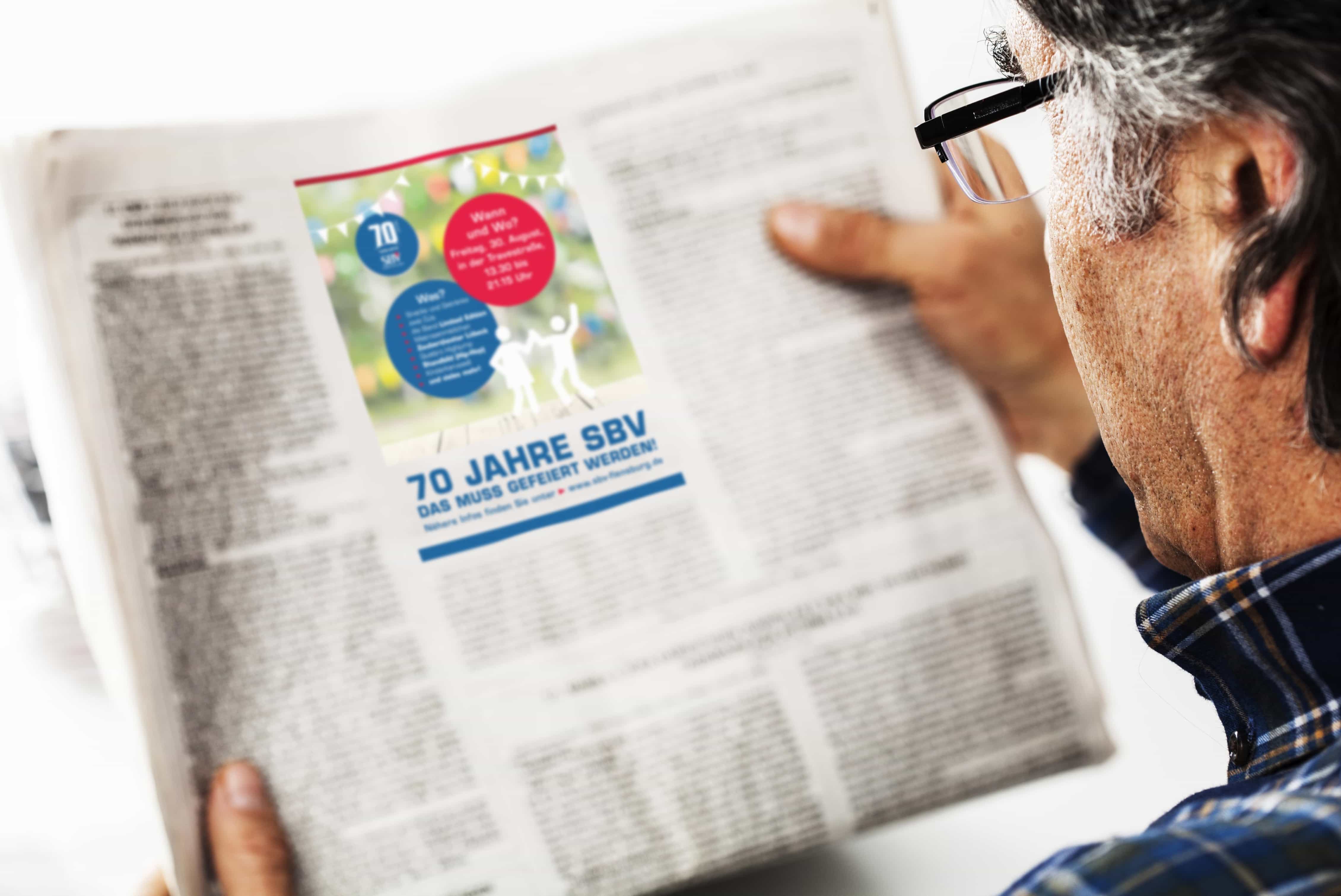 hochzwei_sbv_teaser_gross_02.jpg Mann liest Zeitung mit einem SBV Artikel
