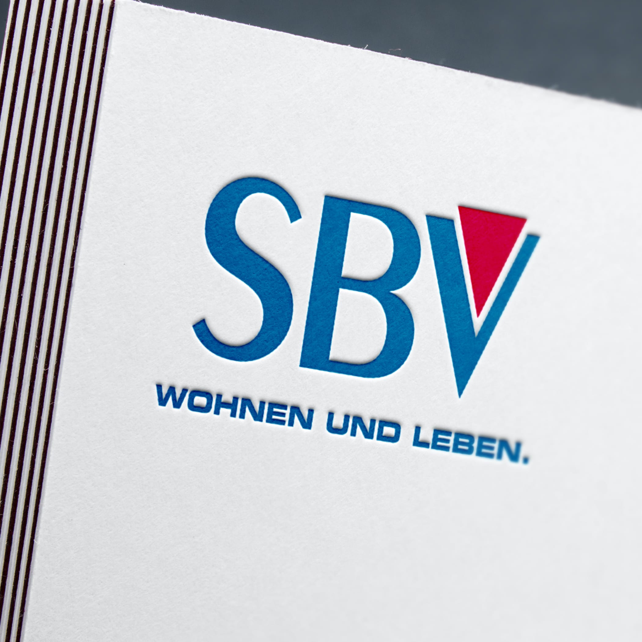 hochzwei_sbv_teaser_02.jpg SBV Logo auf weißem Papier