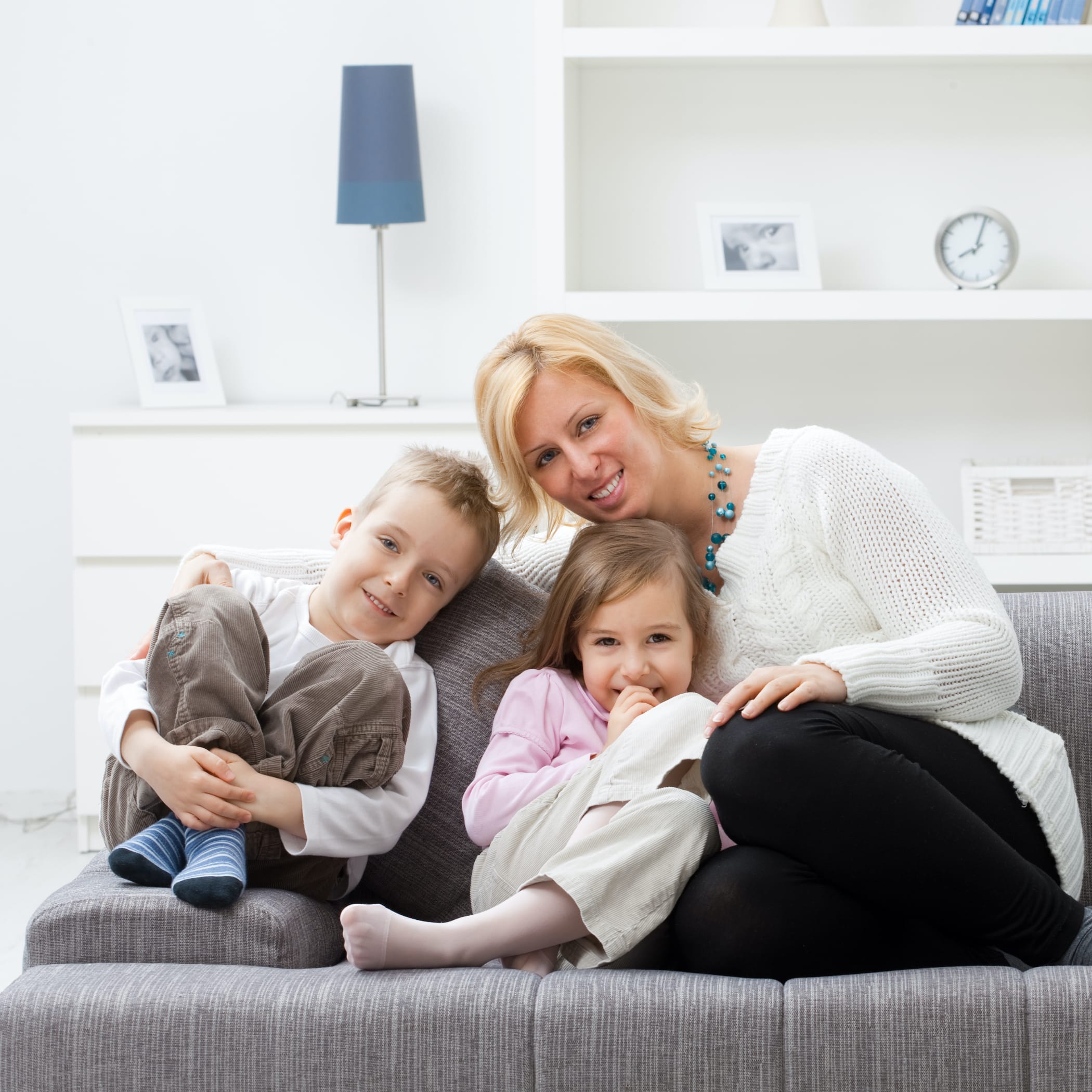 hochzwei_sbv_teaser_05.jpg Mutter sitzt mit zwei Kindern auf dem Sofa