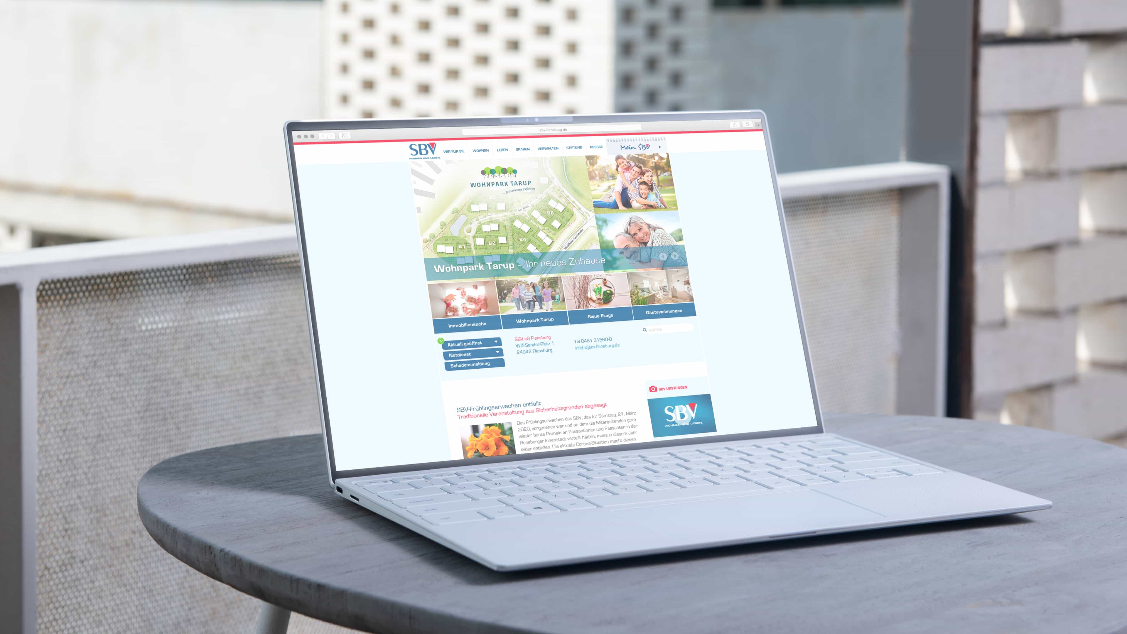 Laptop steht auf einem Tisch auf einem Balkon