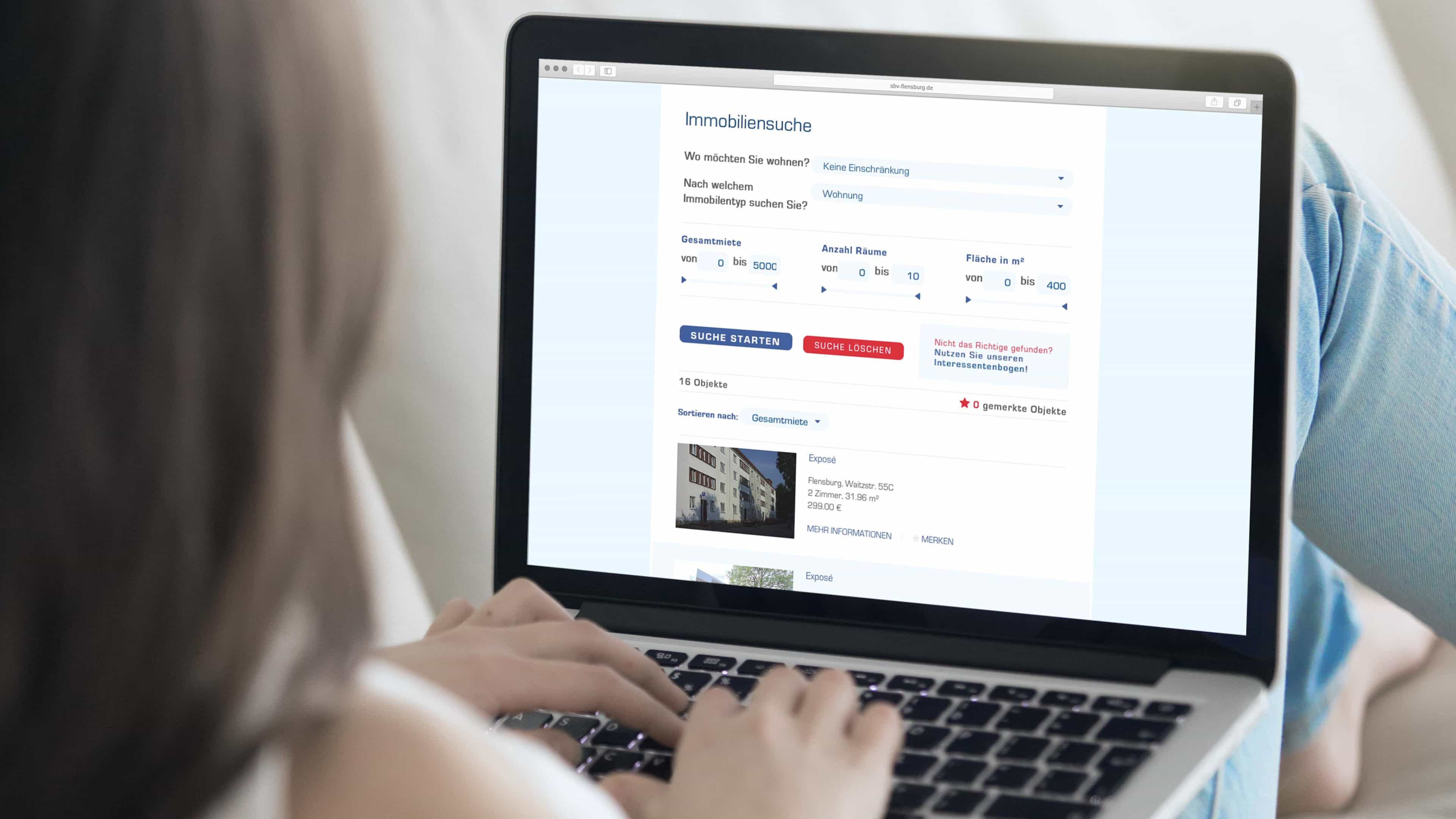 hochzwei_sbv_slider_01.jpg Frau surft auf der SBV Immobilien Seite