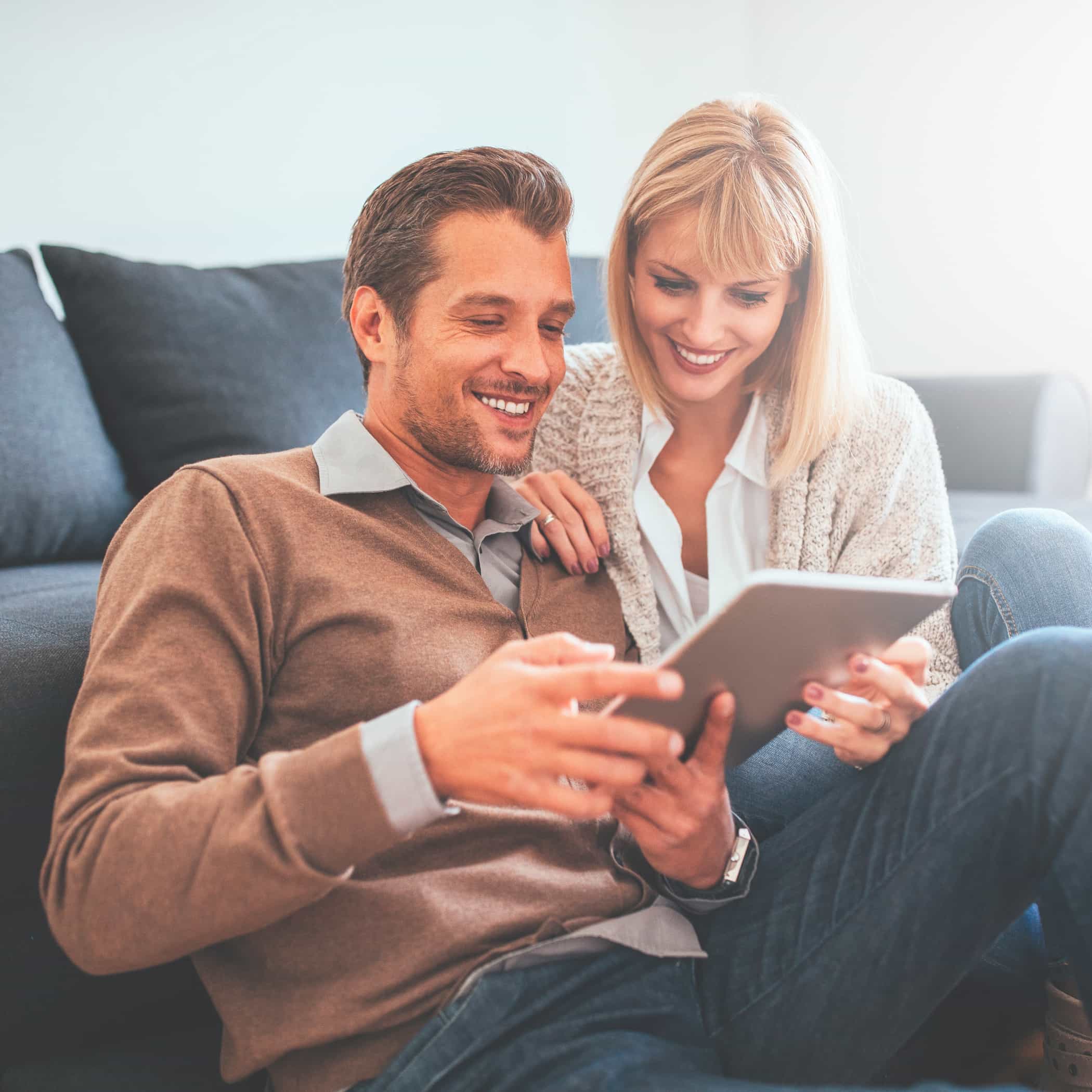 hochzwei_sbv_teaser_03.jpg Pärchen surft auf einem Ipad