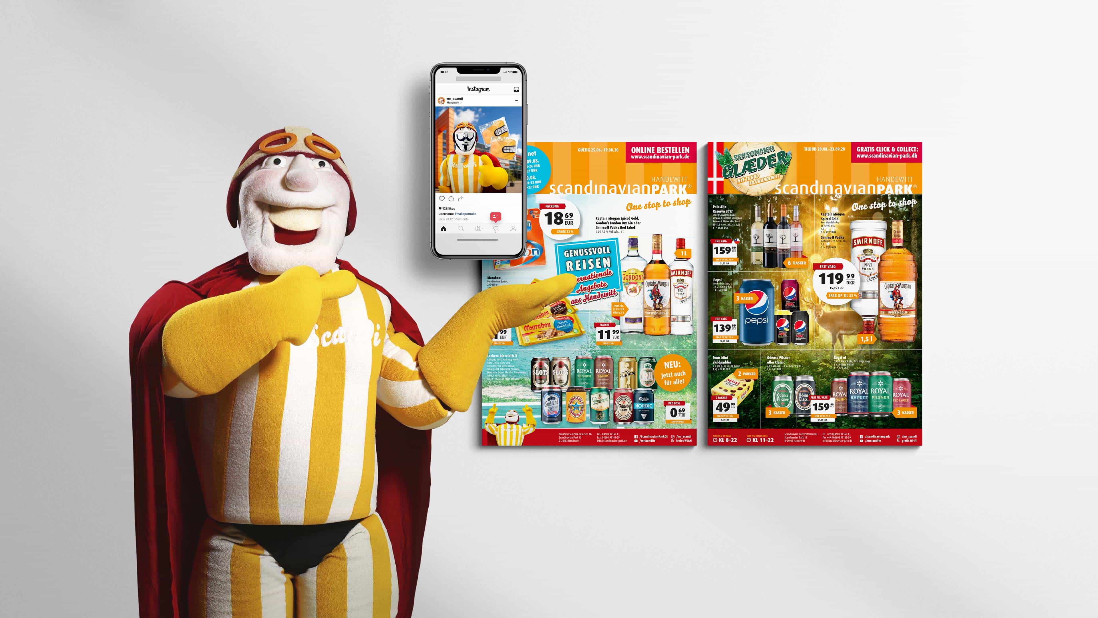 Mr Scandi zeigt auf Scandipark Prospekt