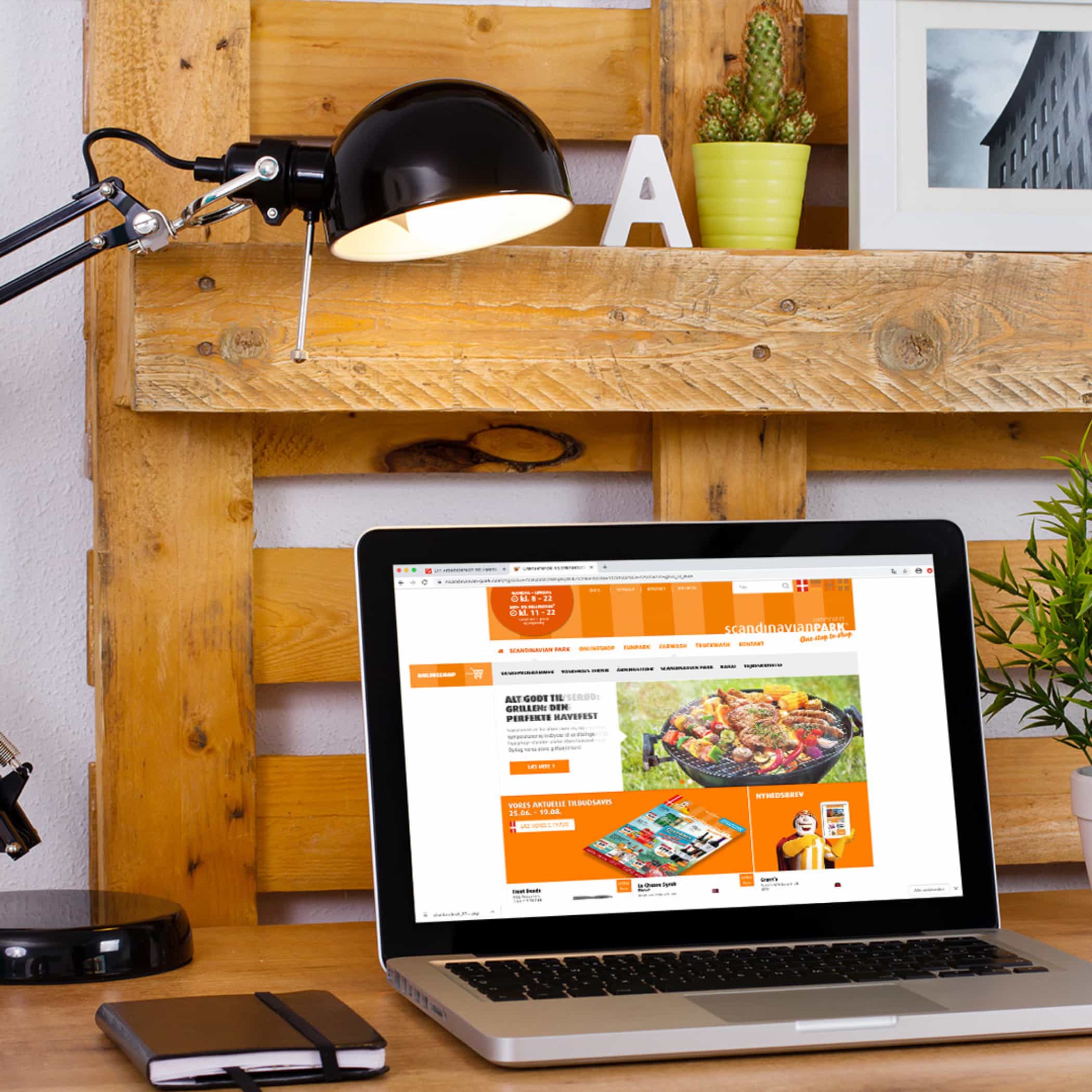 hochzwei_scan_teaser_01.jpg Laptop steht auf einem Schreibtisch aus Paletten