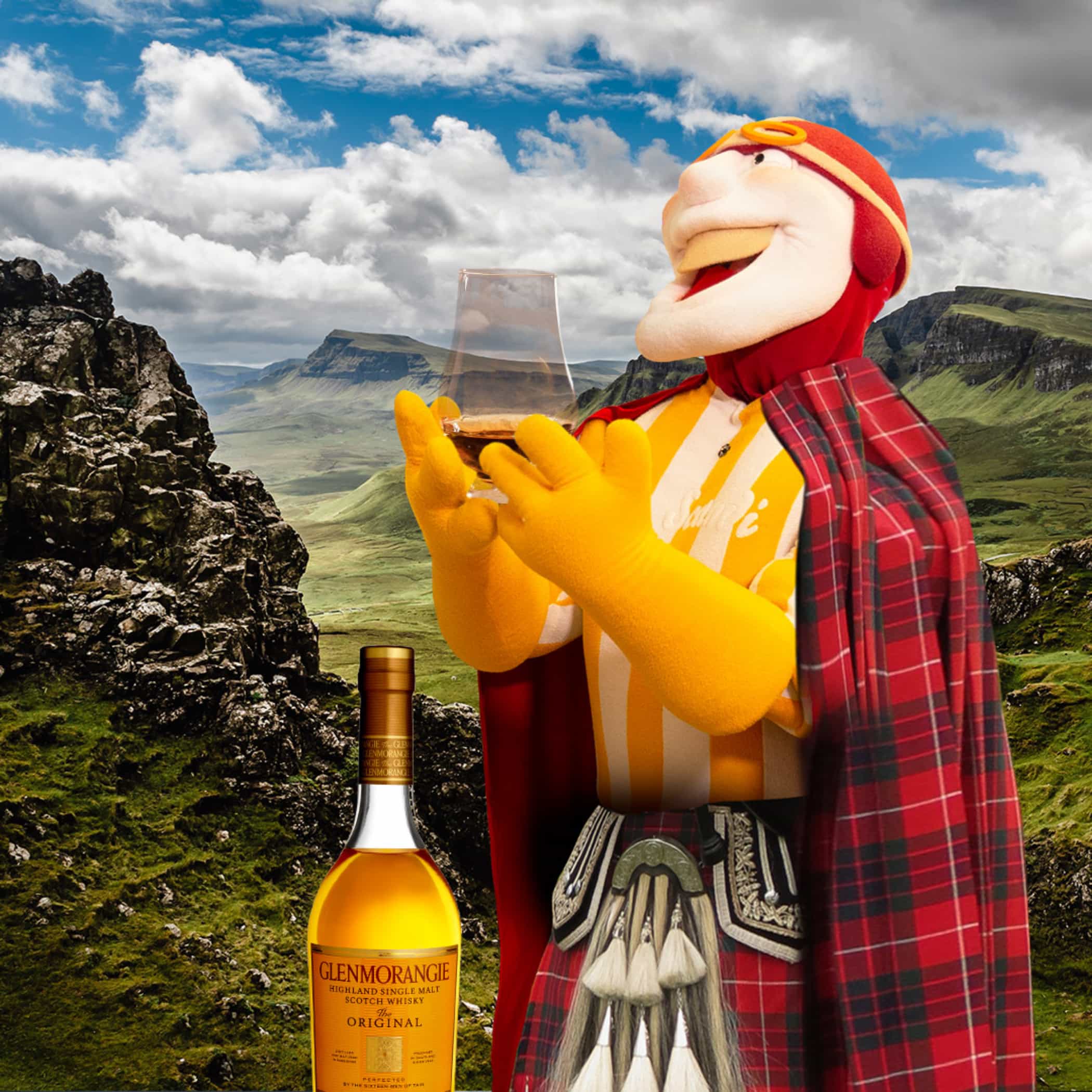 hochzwei_scan_teaser_02.jpg Mr Scandi hält ein Weinglas