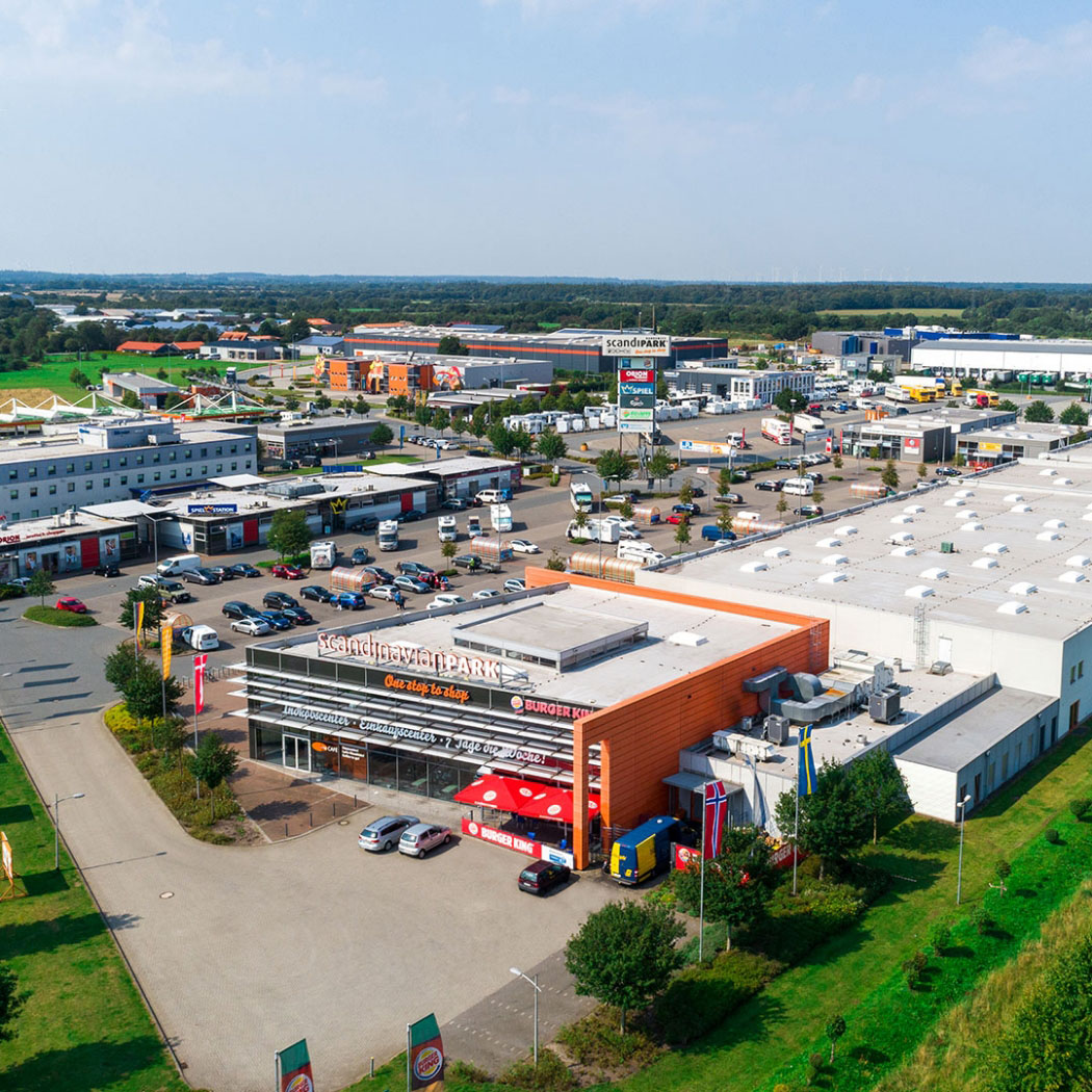 hochzwei_scan_teaser_04.jpg Luftaufnahme des ScandiPark-Geländes