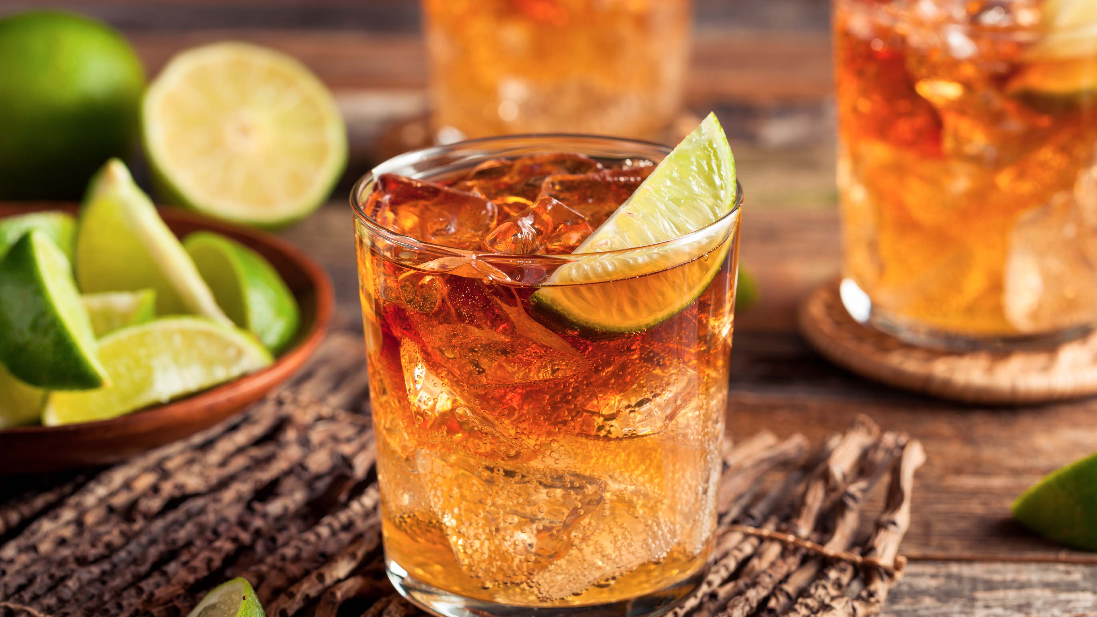 hochzwei_scan_slider_02.jpg Glas mit Whiskey Eiswürfeln und Limette