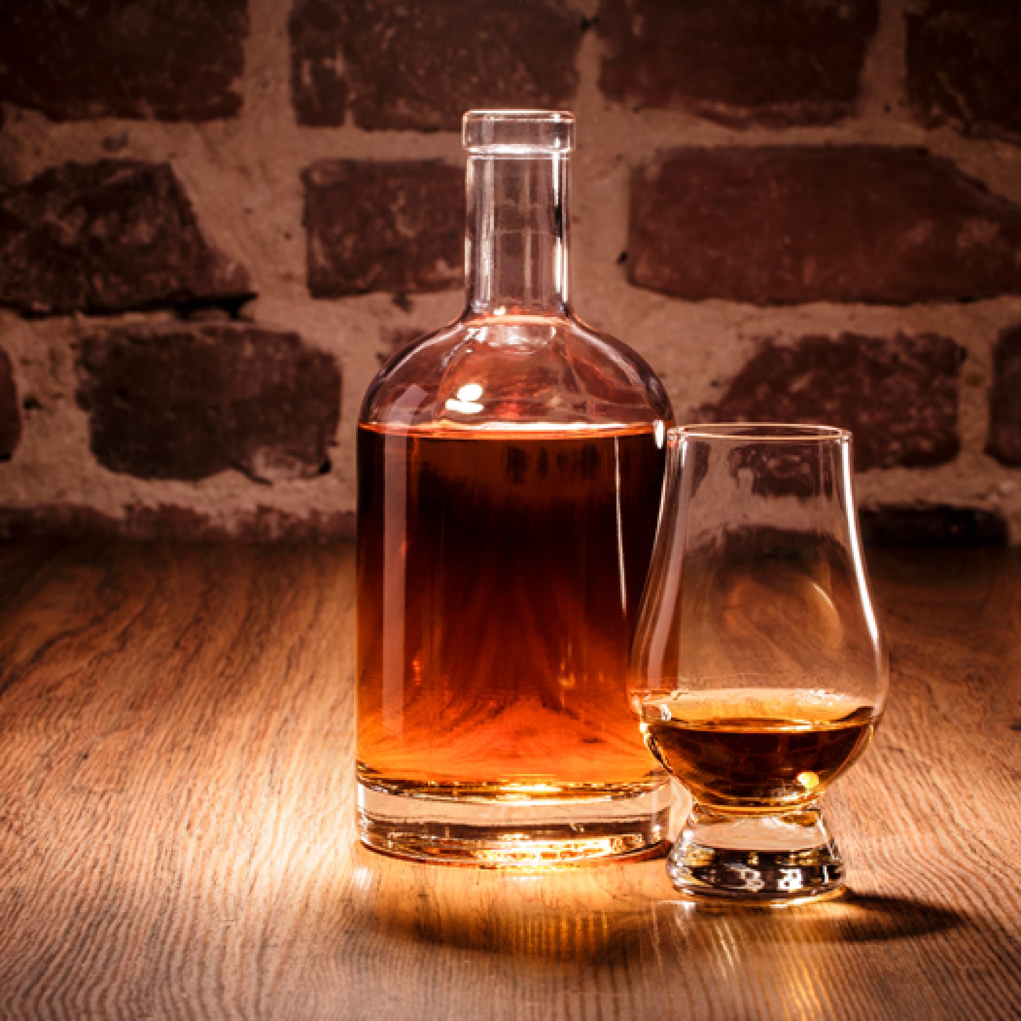 hochzwei_scan_teaser_02.jpg Whiskeyglas mit Whiskeyflasche