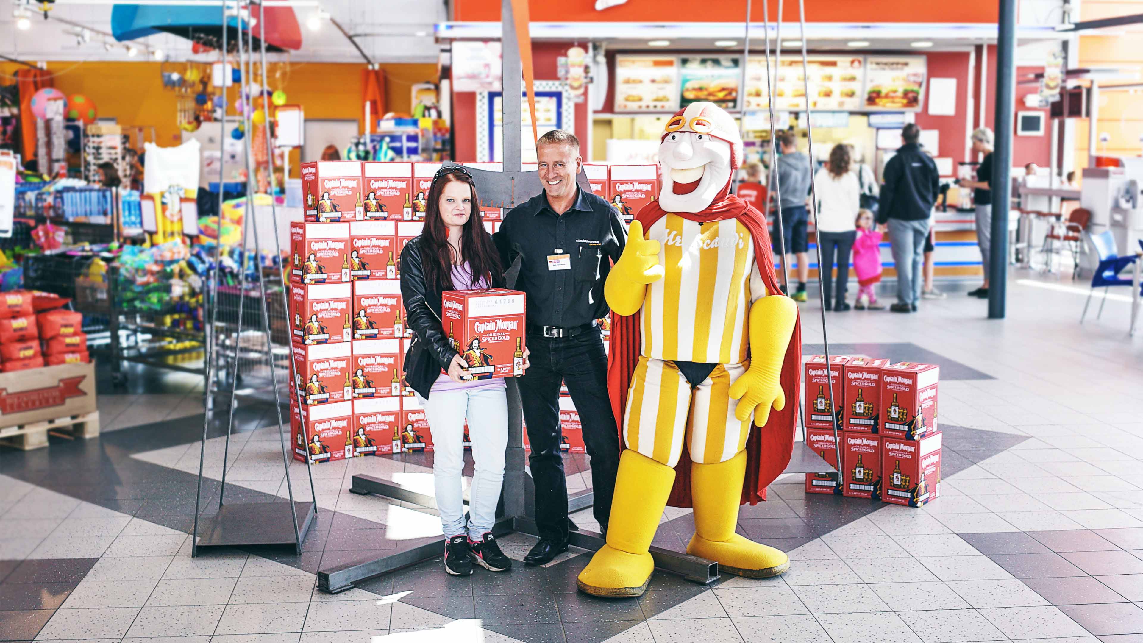 hochzwei_scan_slider_02.jpg Mr Scandi posiert mit zwei Personen