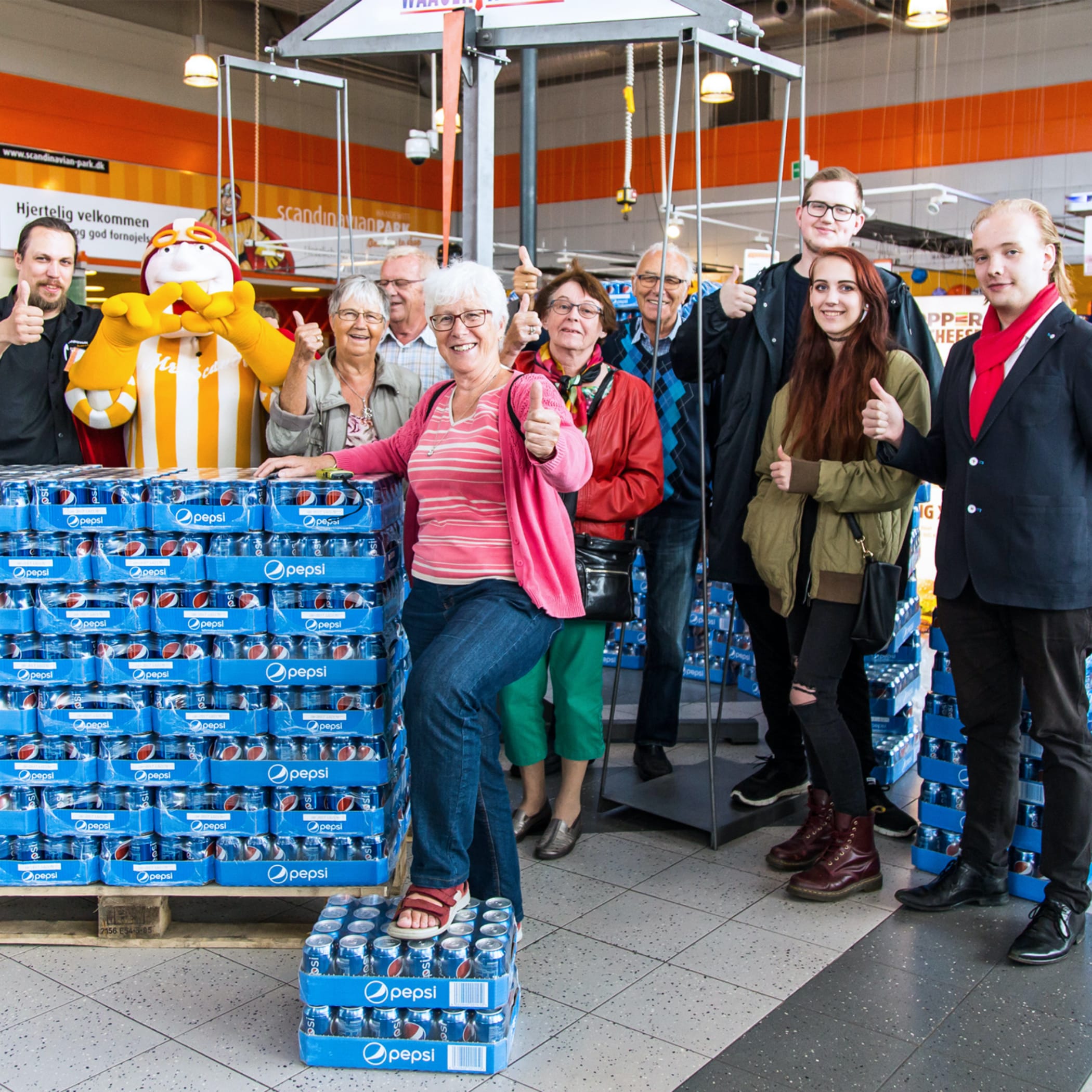 hochzwei_scan_teaser_04.jpg Zehn Personen Posen mit Dosen Paletten und Mr Scandi