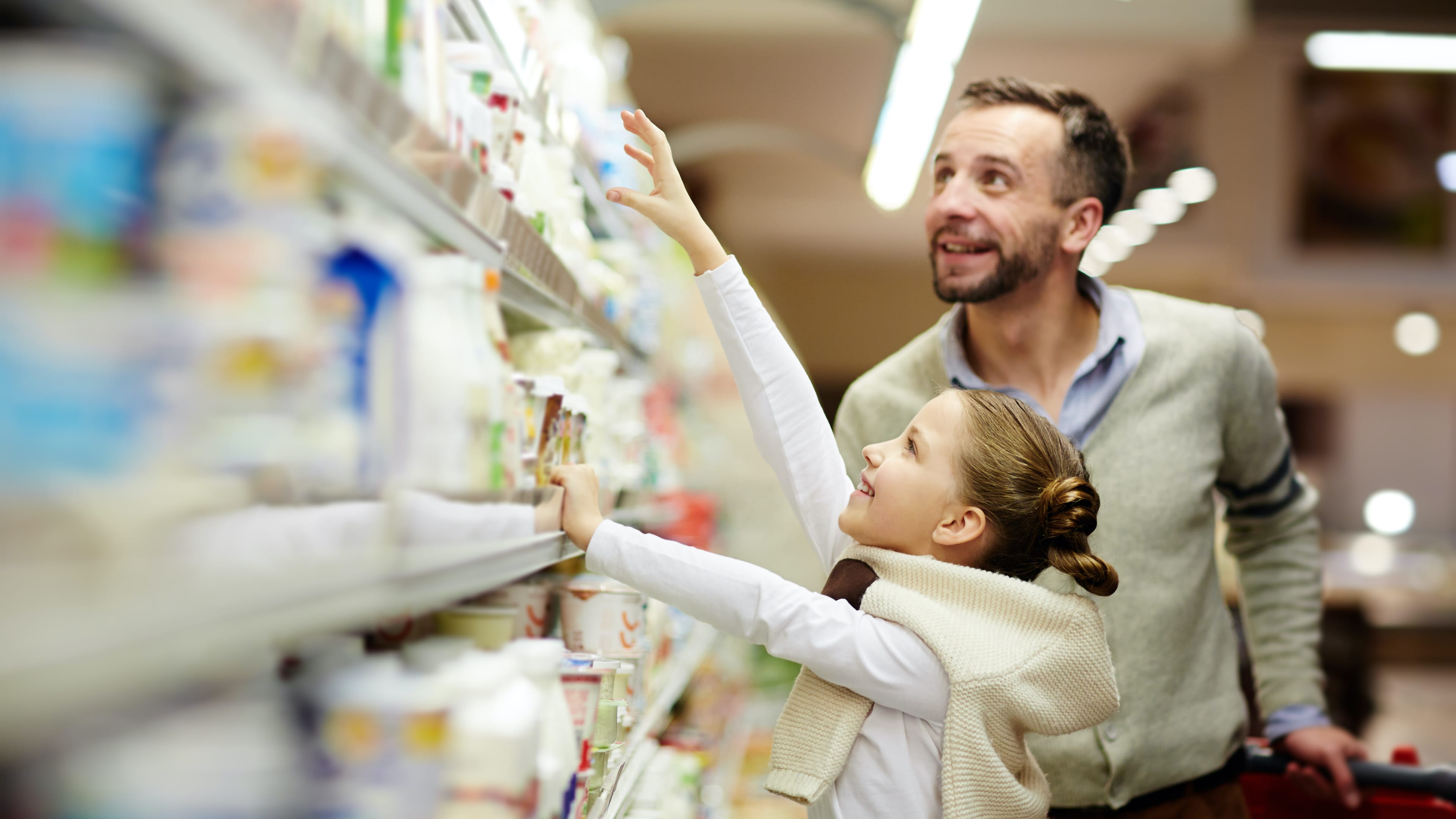 hochzwei_scan_slider_02.jpg Kind greift in Supermarktregal
