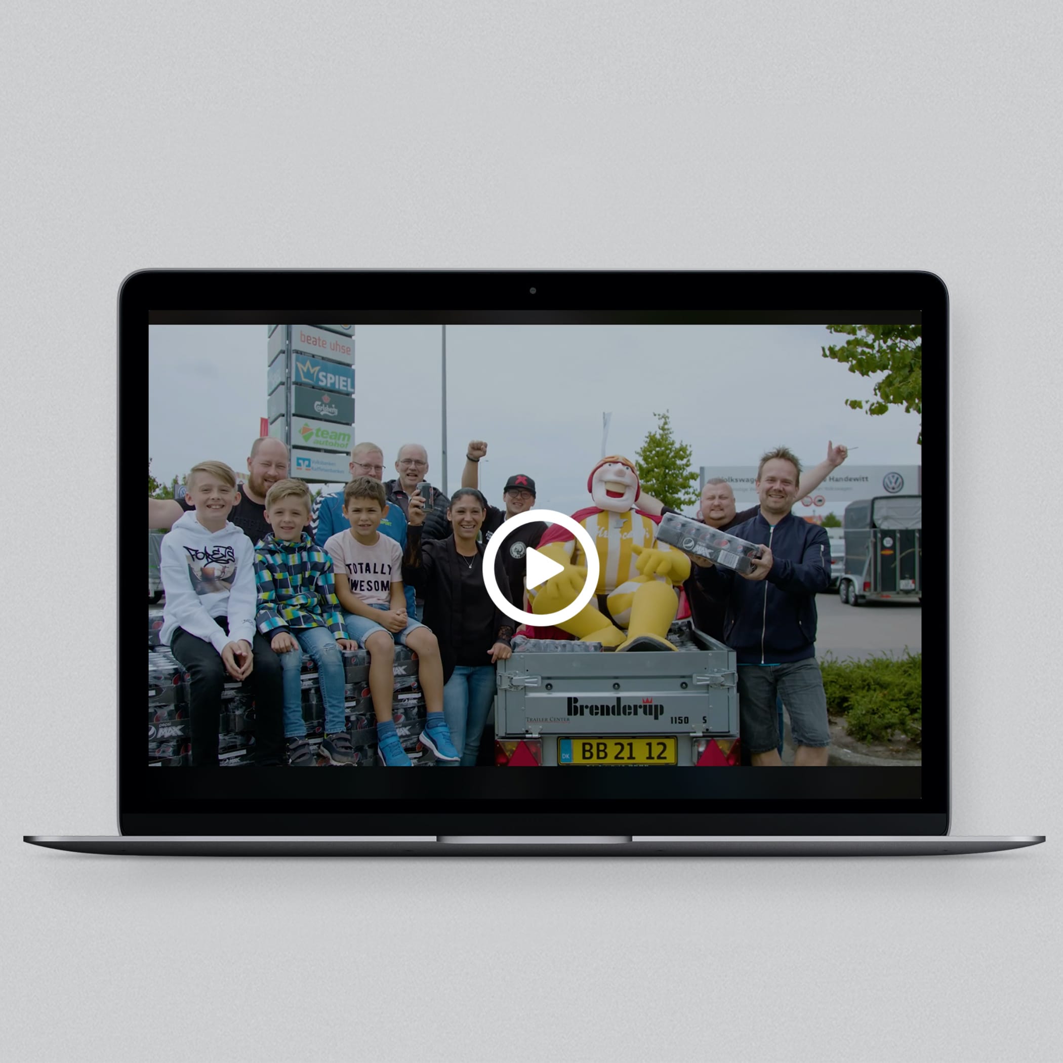 hochzwei_scan_teaser_03.jpg Kinder posieren mit Mr Scandi