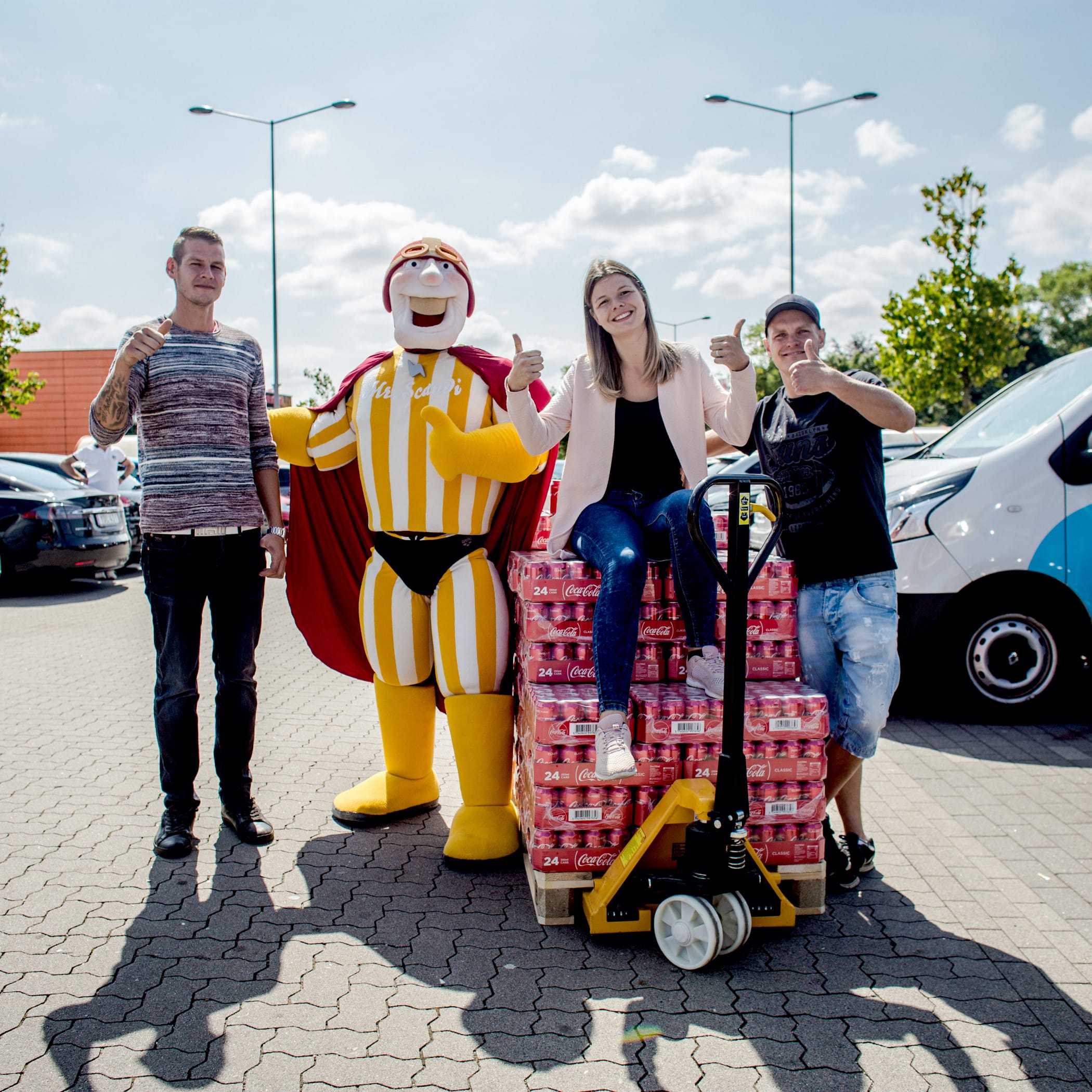hochzwei_scan_teaser_07.jpg Vier Personen posieren vor dem Scandipark