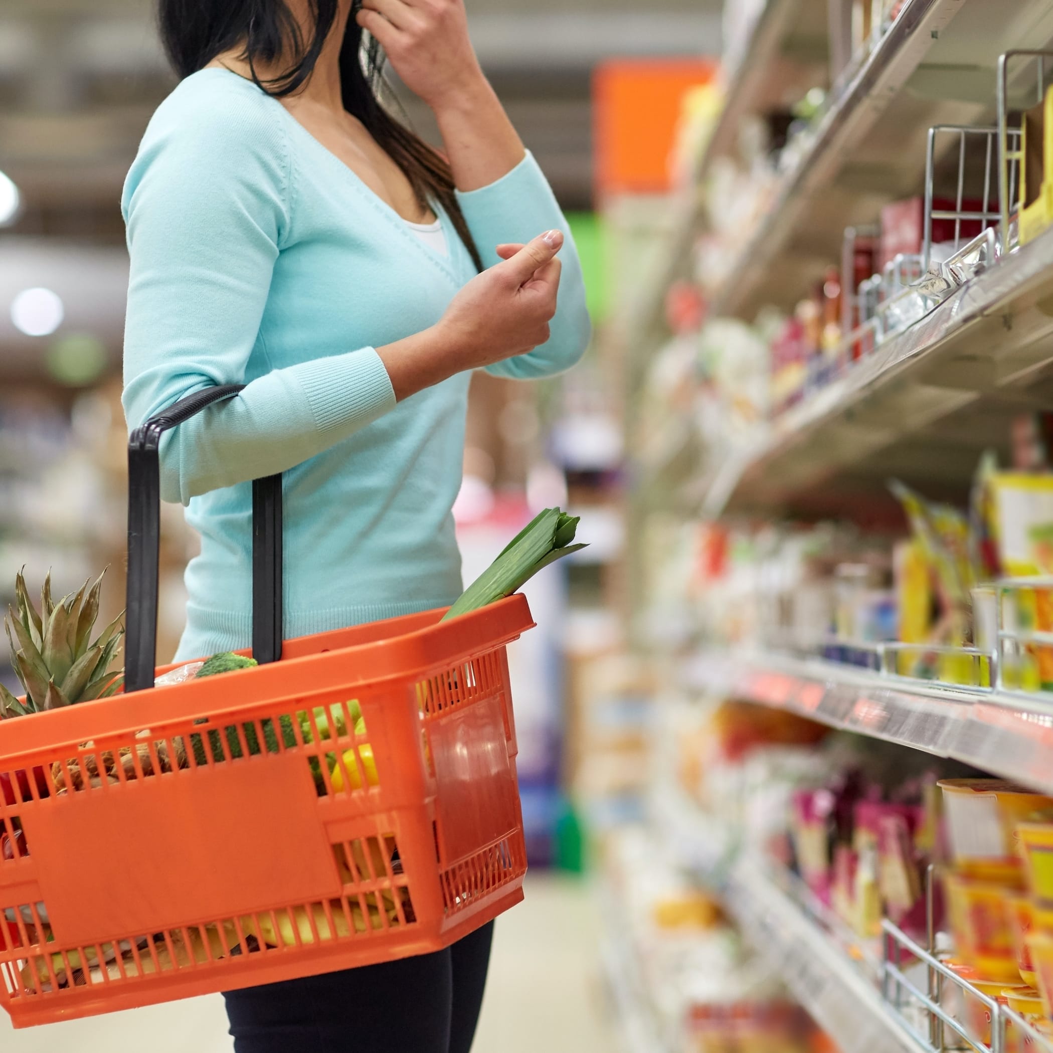 hochzwei_scan_teaser_07.jpg Frau trägt Einkaufskorb