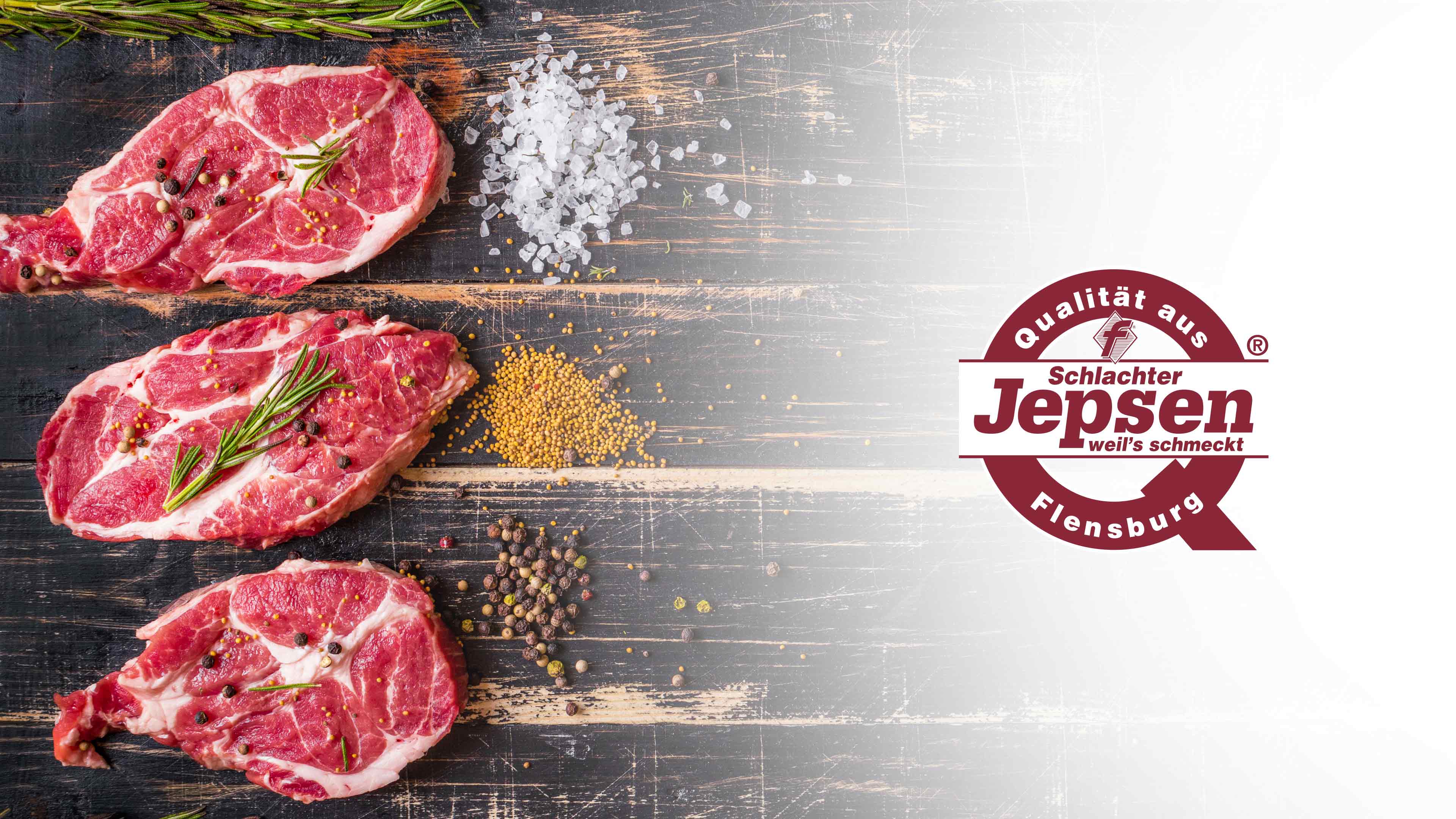 Drei Stücke rohes Fleisch mit Gewürzen daneben