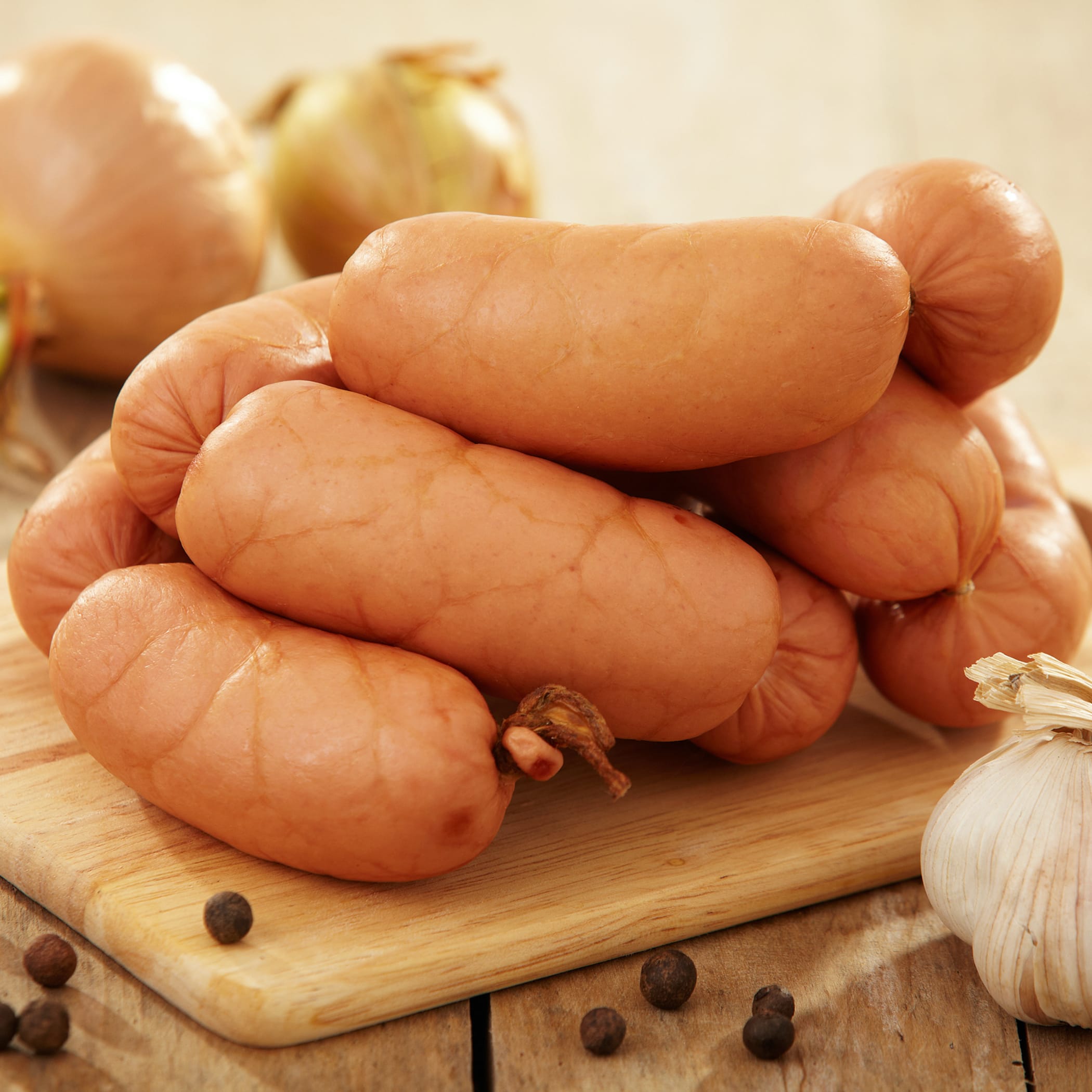 hochzwei_jeps_teaser_02.jpg Würstchen liegen auf einem Holz Tablett