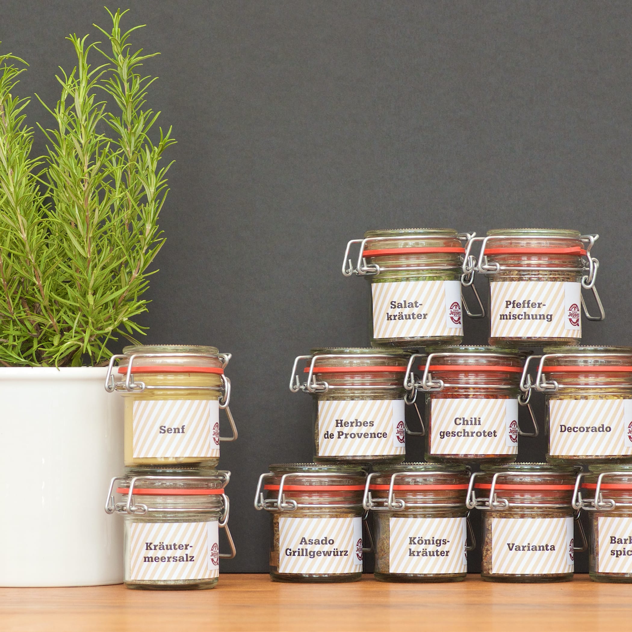 hochzwei_jeps_teaser_08.jpg Elf Einmachgläser mit Kräutern