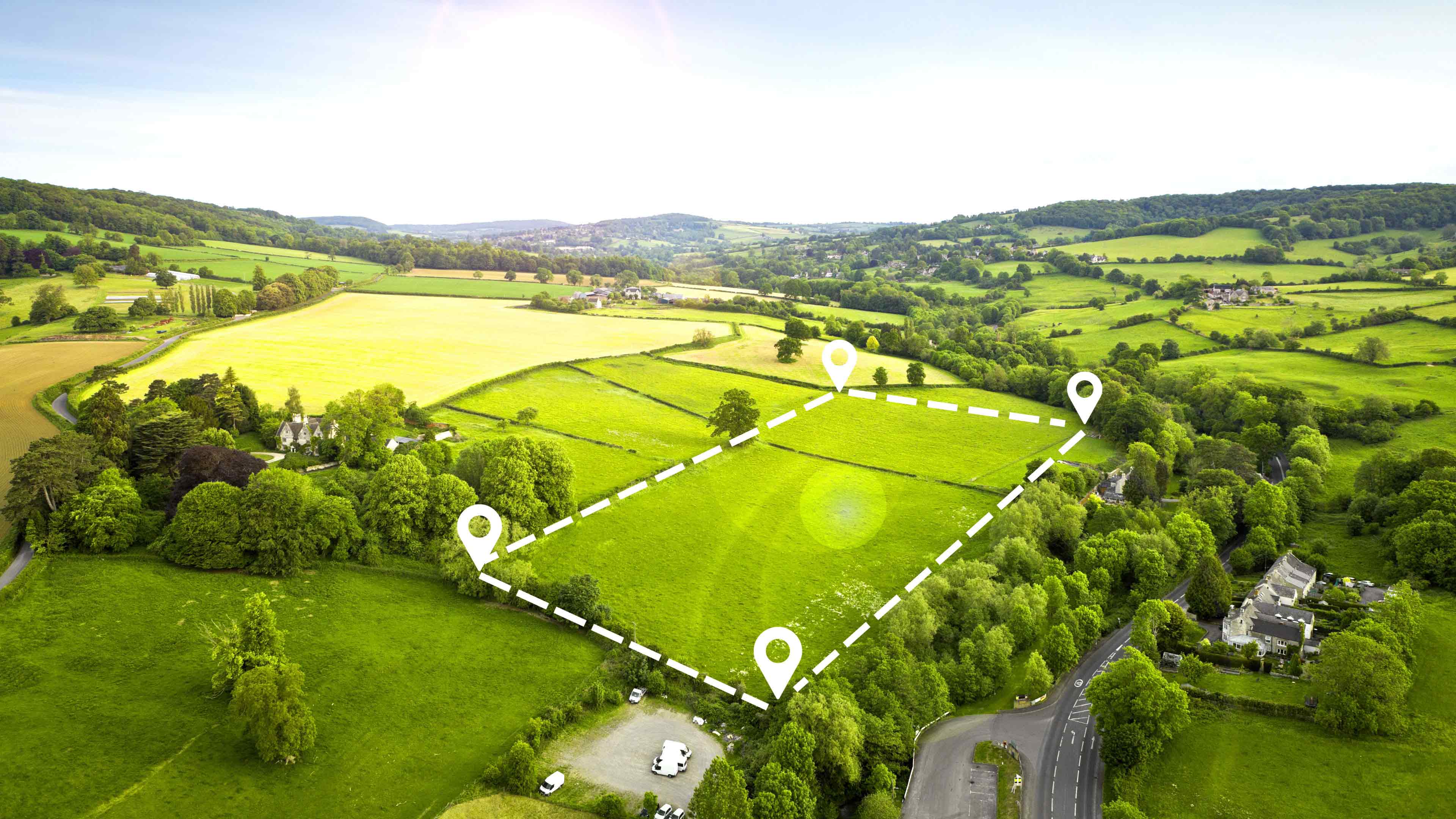 Blick auf ein grünes Feld mit einer weißen Markierung