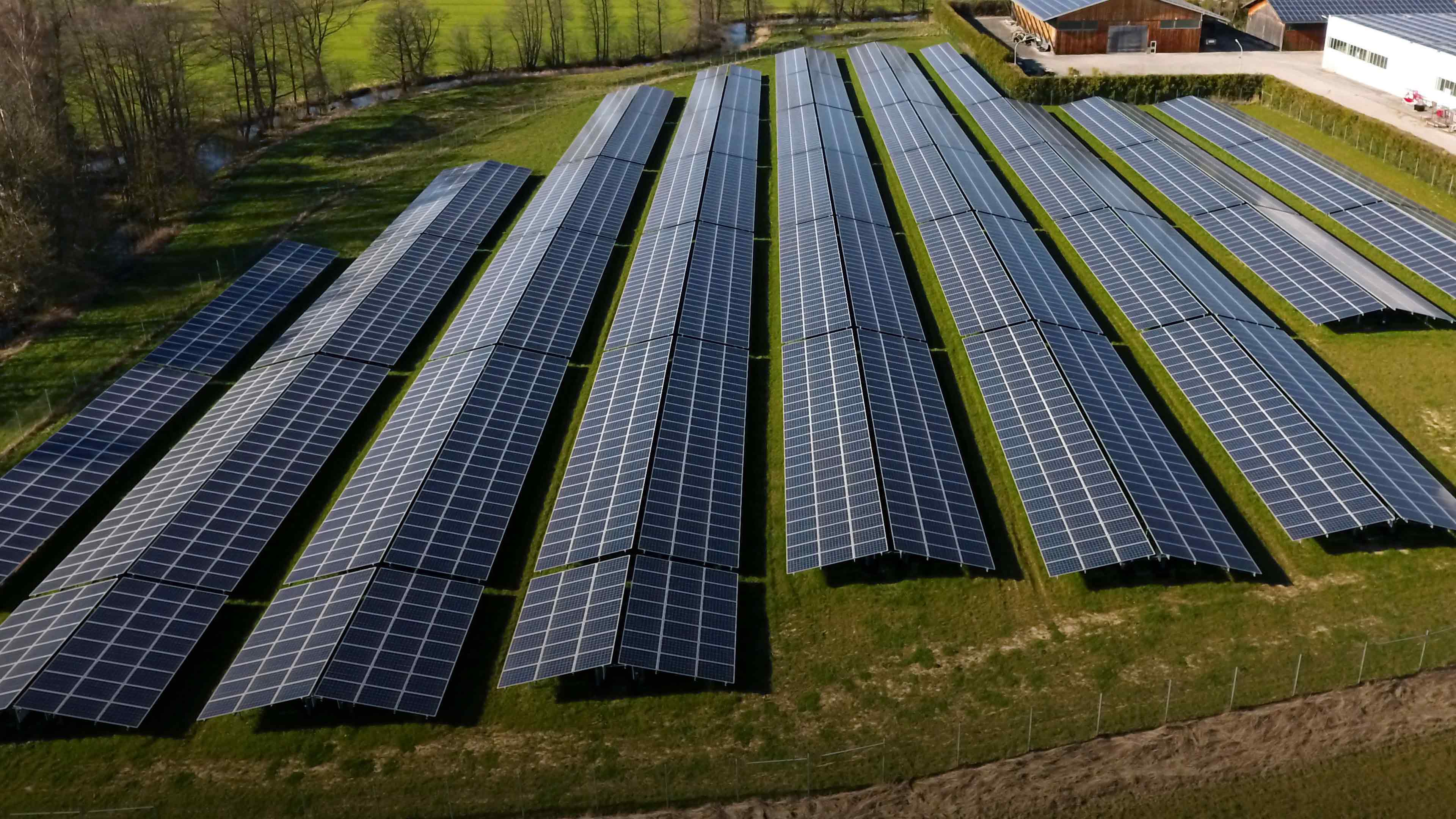 hochzwei_seac_slider_02.jpg Solaranlagen stehen auf einem Feld