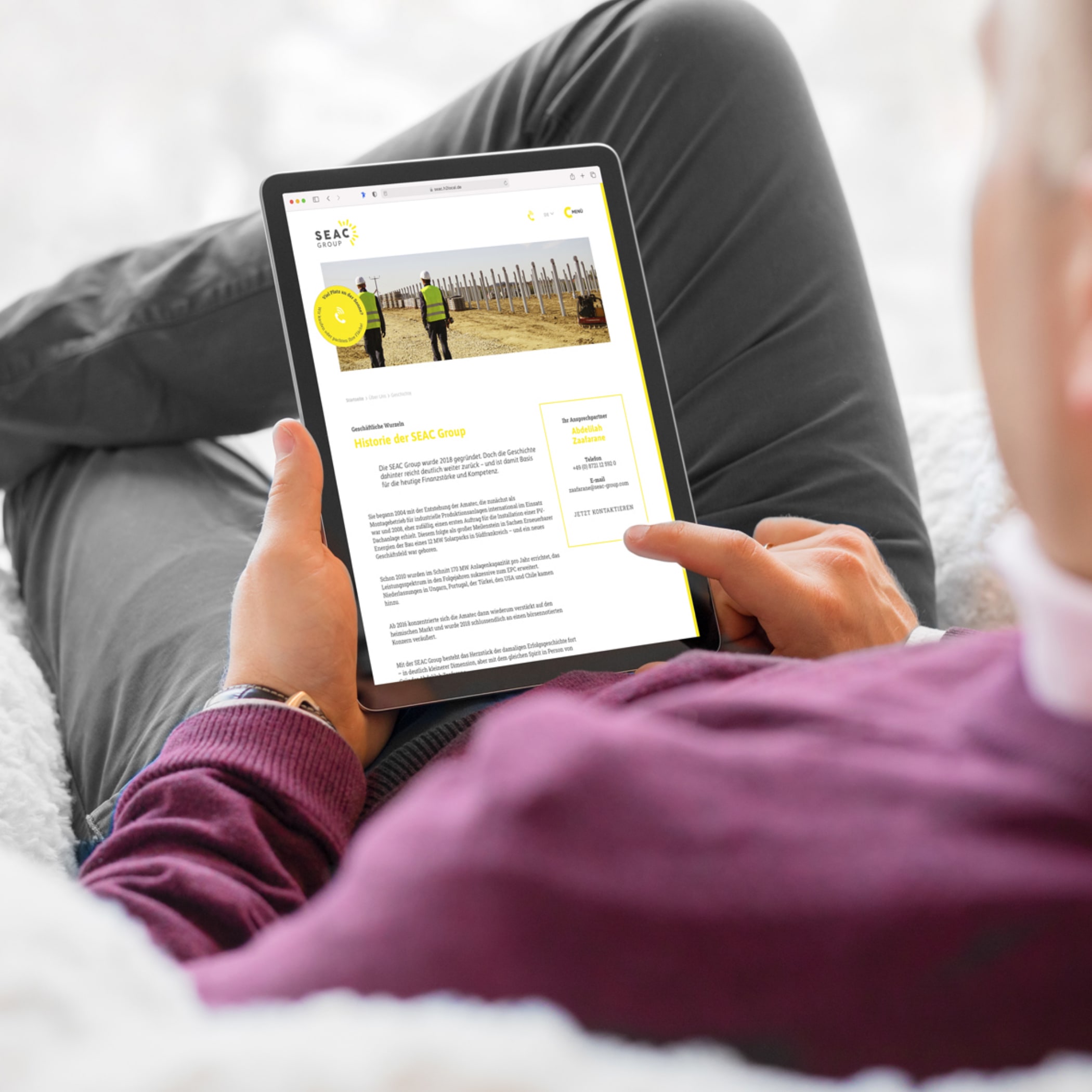 hochzwei_seac_teaser_04.jpg Mann surft auf der Seac Hoempage