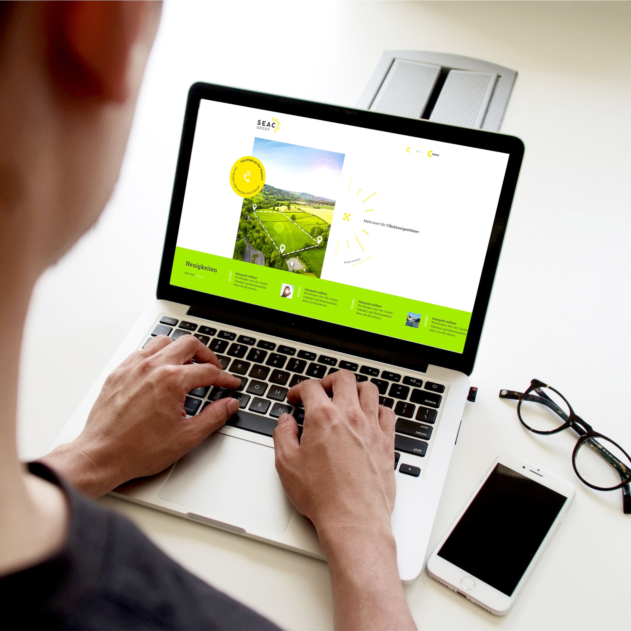 hochzwei_seac_teaser_06.jpg Person surft auf der Seac Homepage