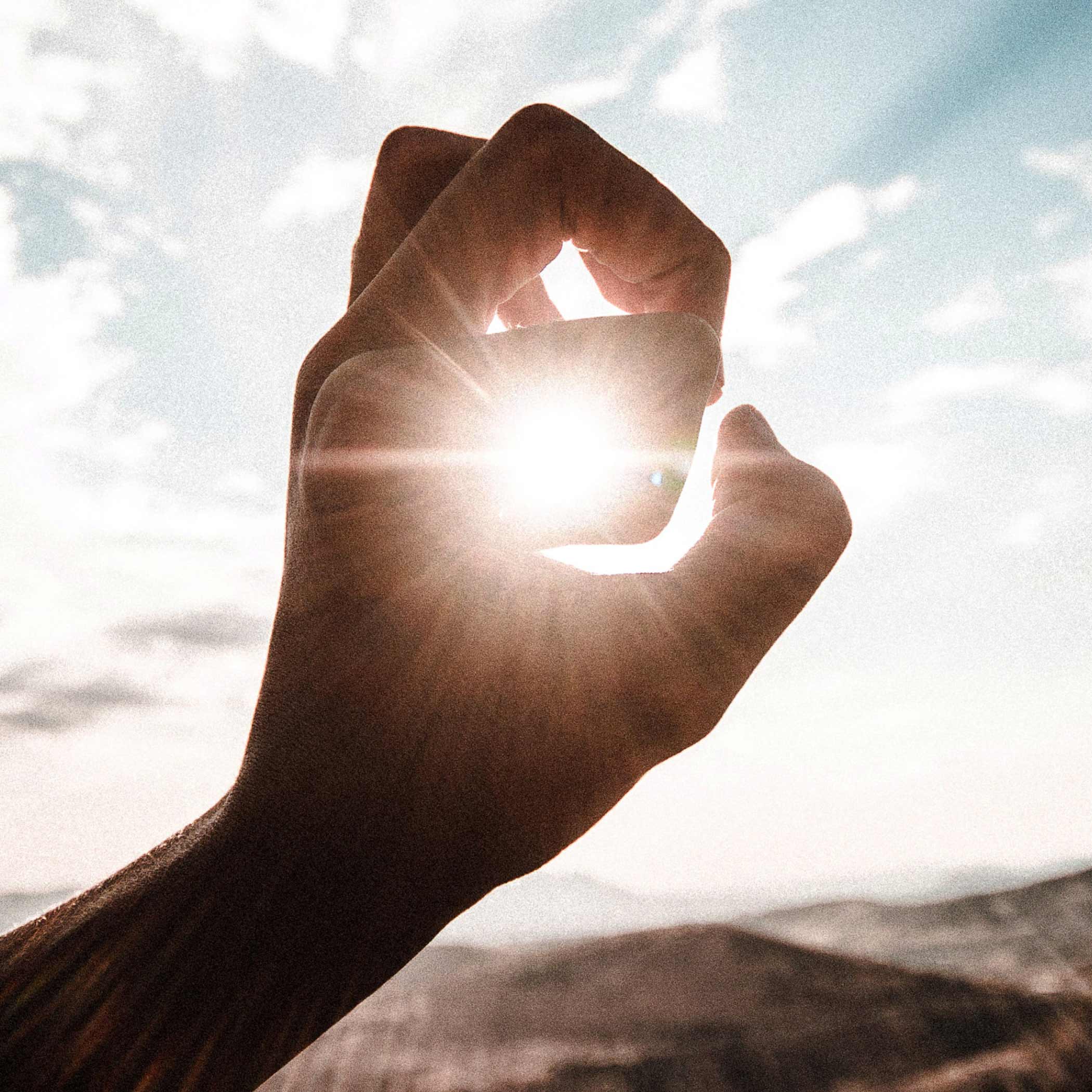 hochzwei_seac_teaser_07.jpg Sonne scheint durch eine Hand