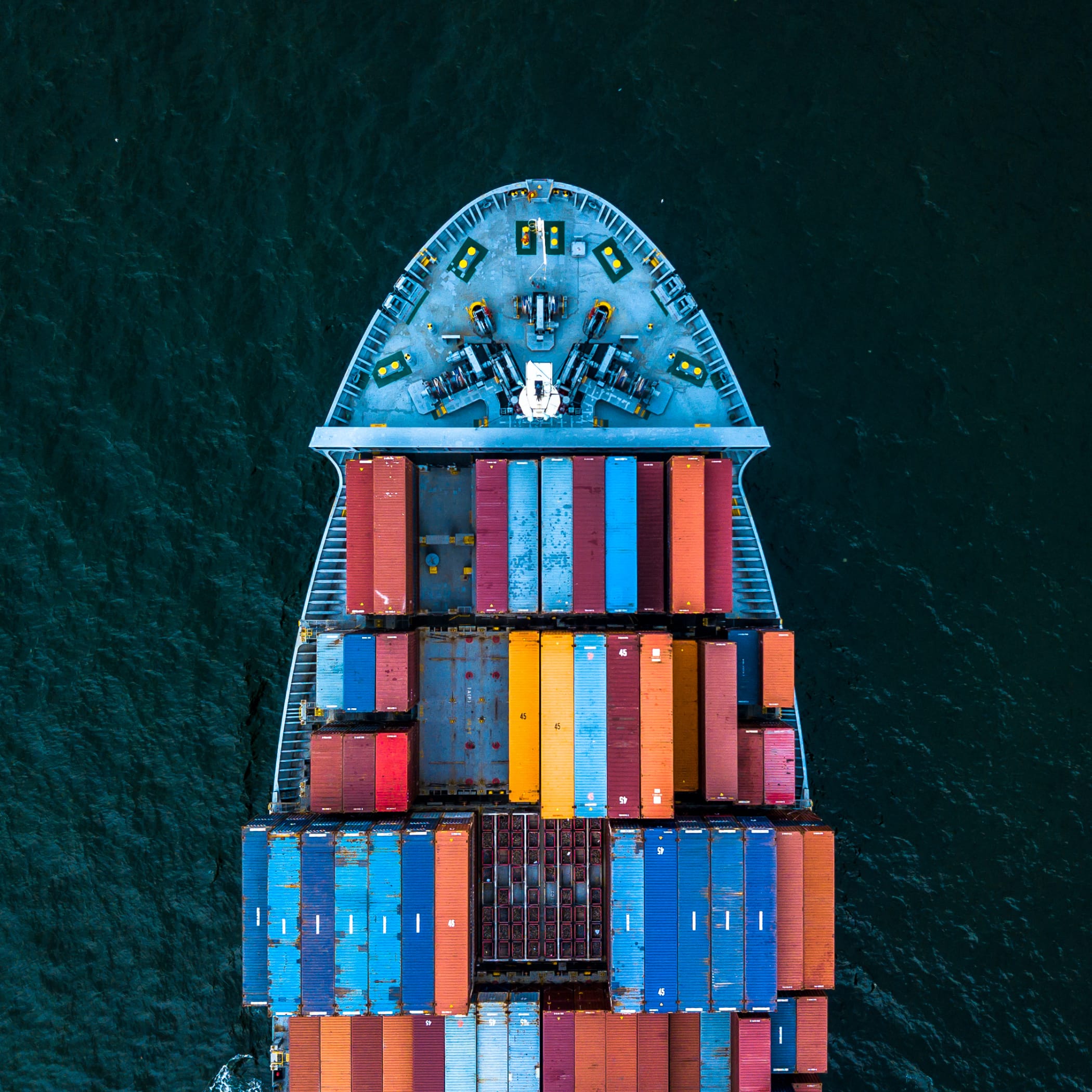 Blick auf Container Schiff von oben