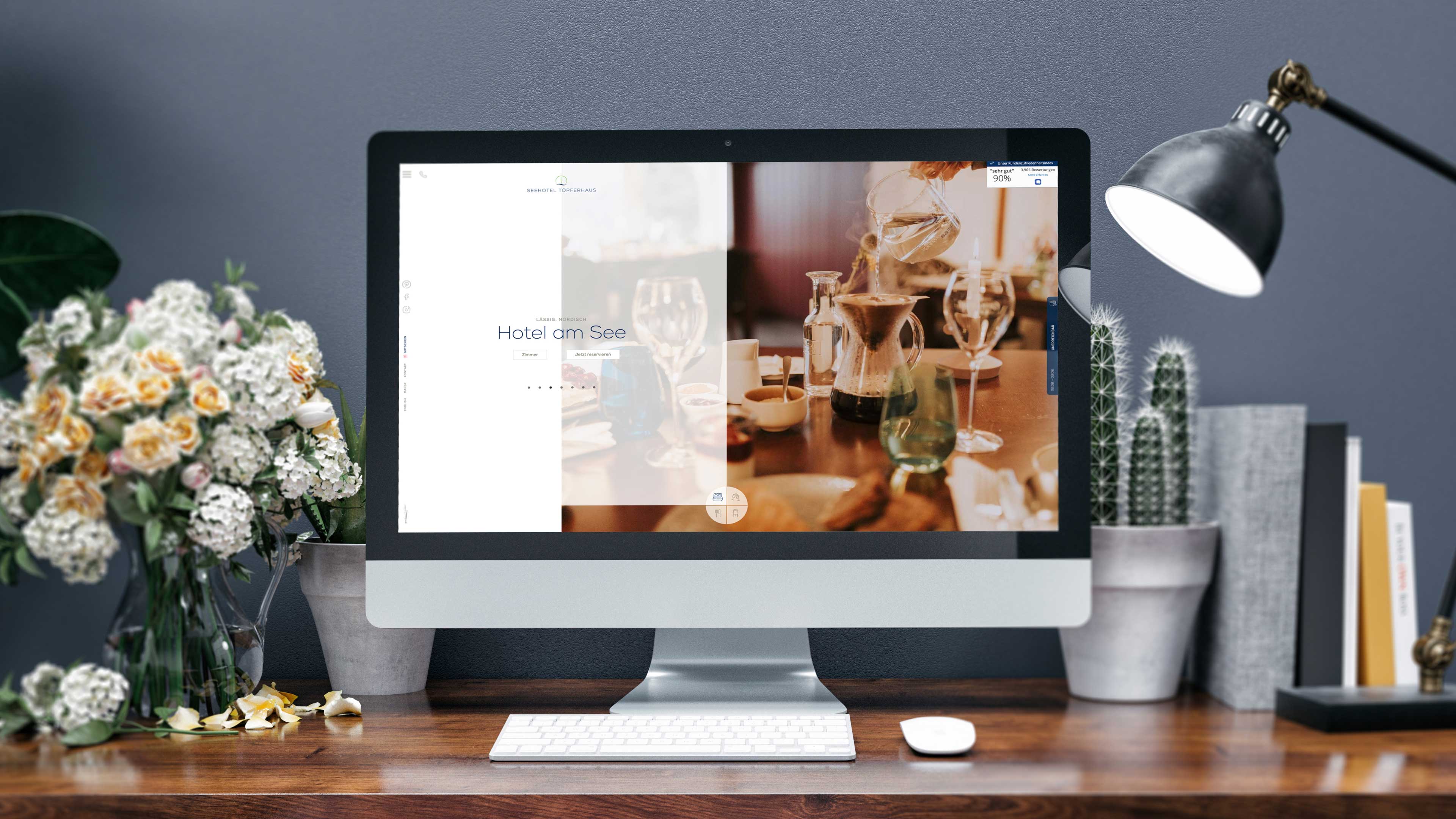 Macbook steht auf einem Schreibtisch