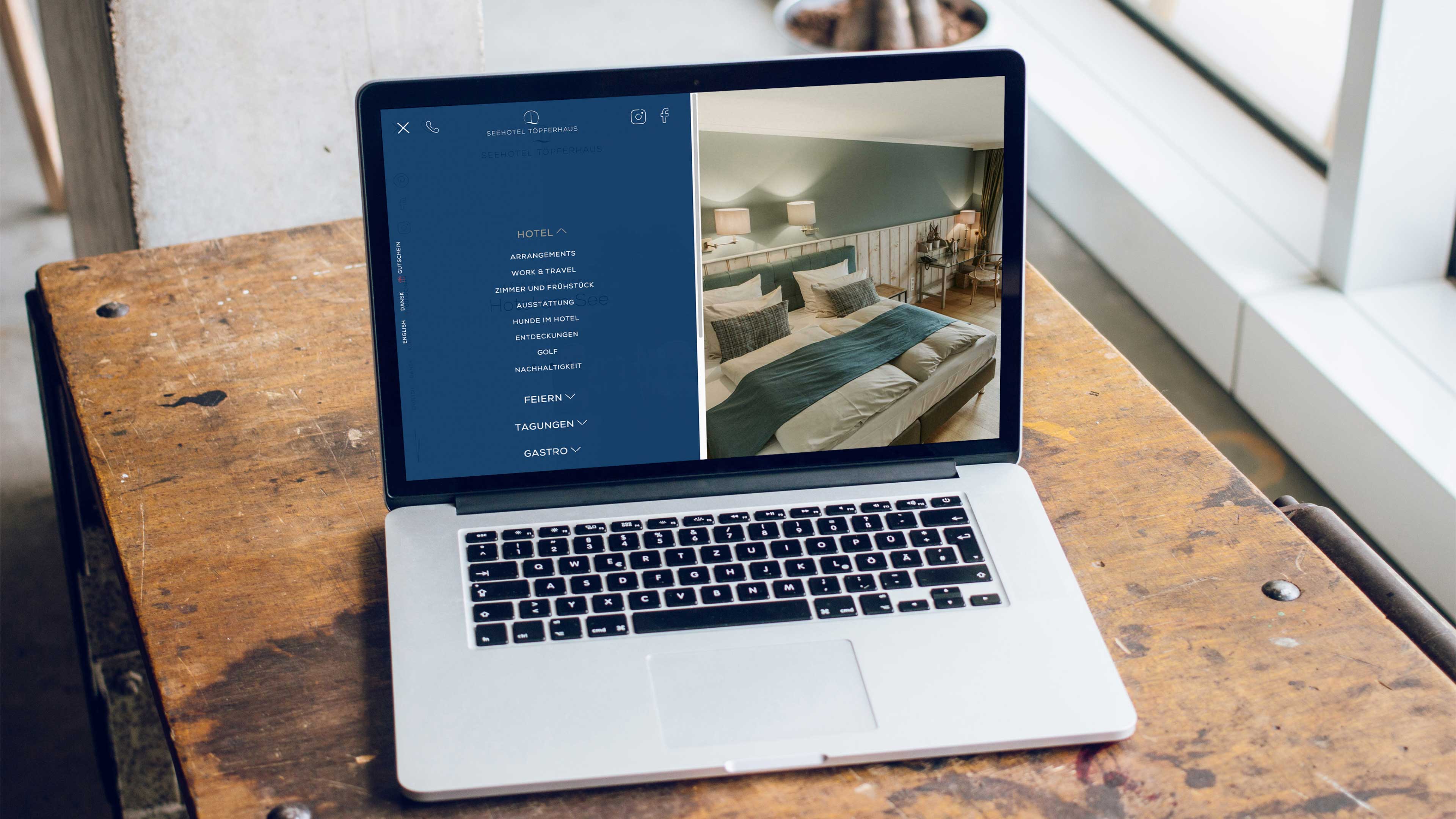 hochzwei_seet_slider_04.jpg Laptop steht auf einem alten Holztisch