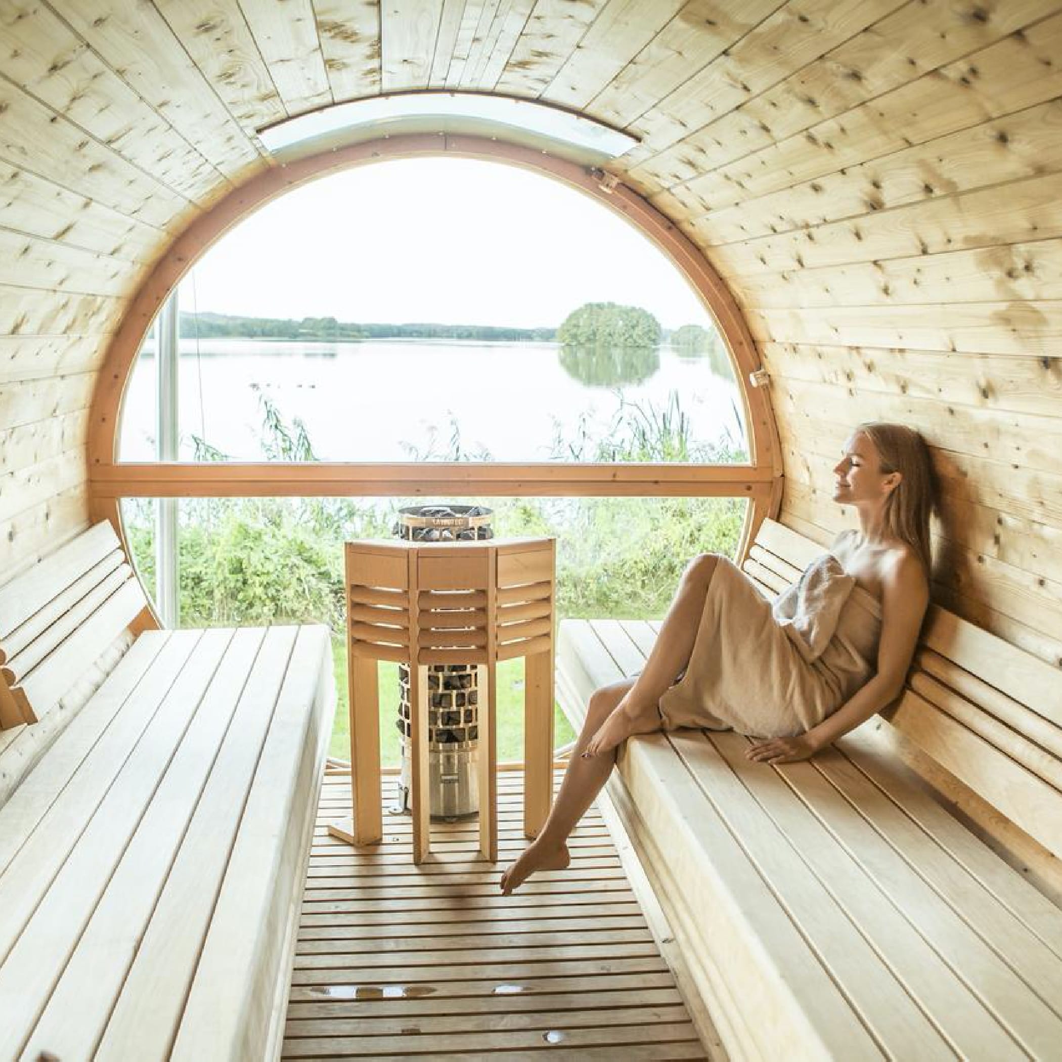 hochzwei_seet_teaser_02.jpg Frau sitzt im runden Saunawagen