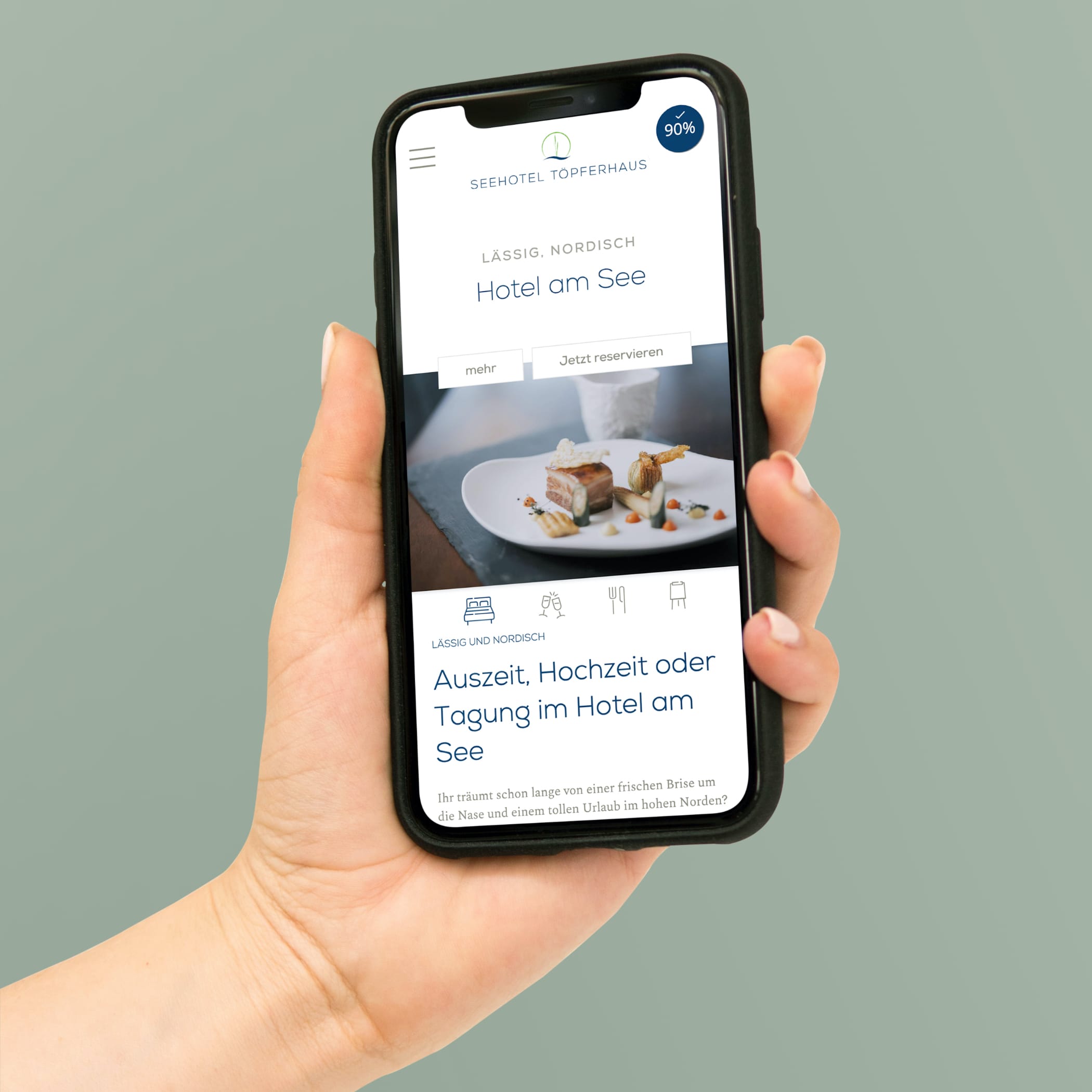hochzwei_seet_teaser_03.jpg Hand hält Handy mit der Homepage von Seehotel