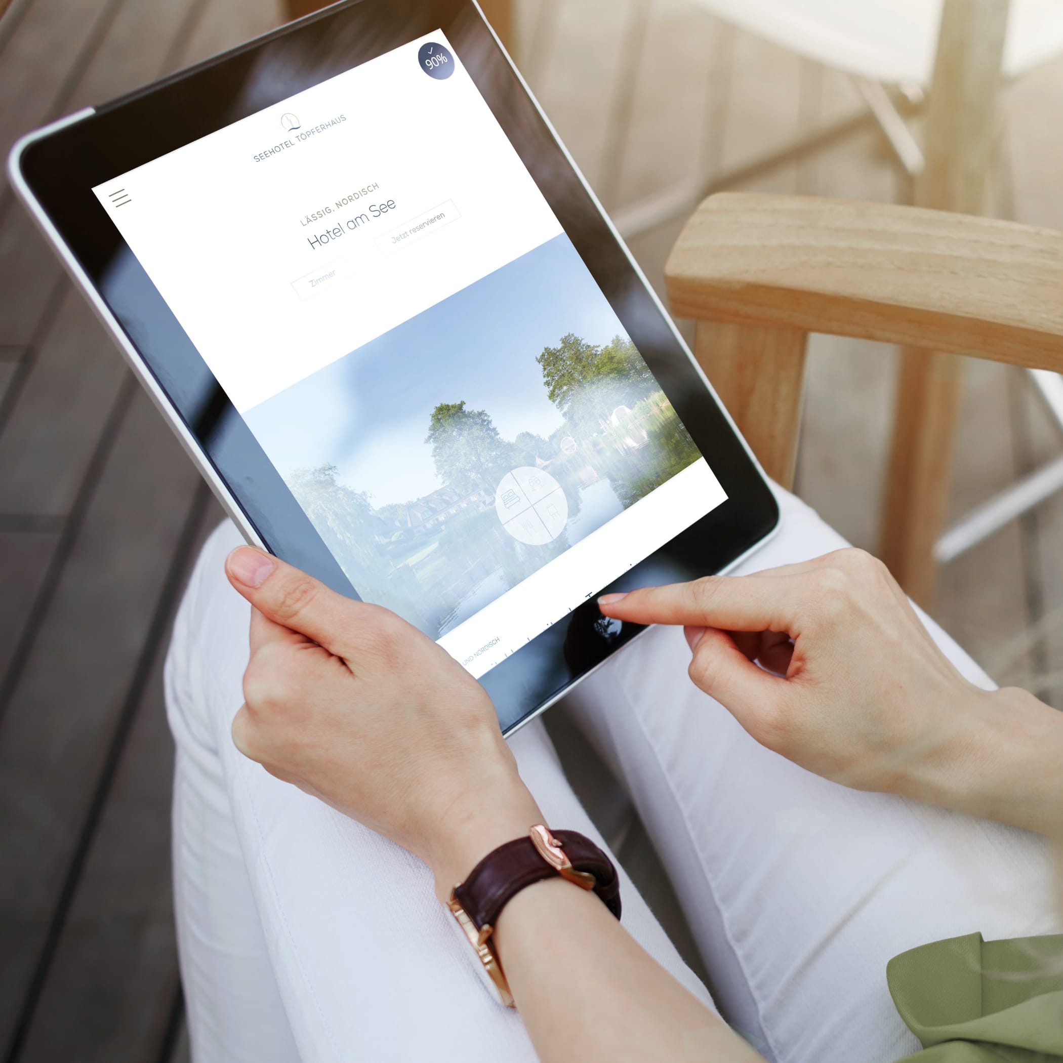 hochzwei_seet_teaser_05.jpg Frau surft am Ipad auf der Seehotel Homepage
