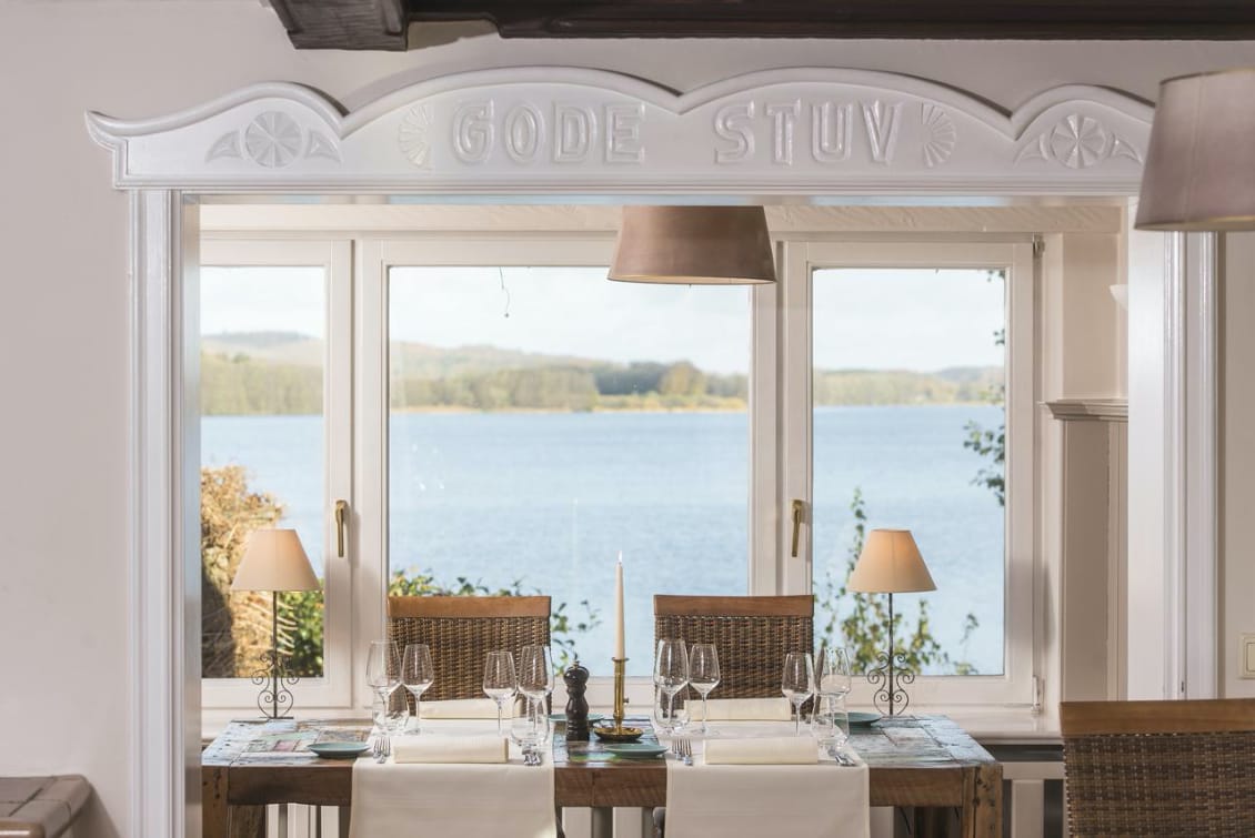 hochzwei_seet_teaser_gross_01.jpg Blick auf einen Esstisch an einer Fensterfront