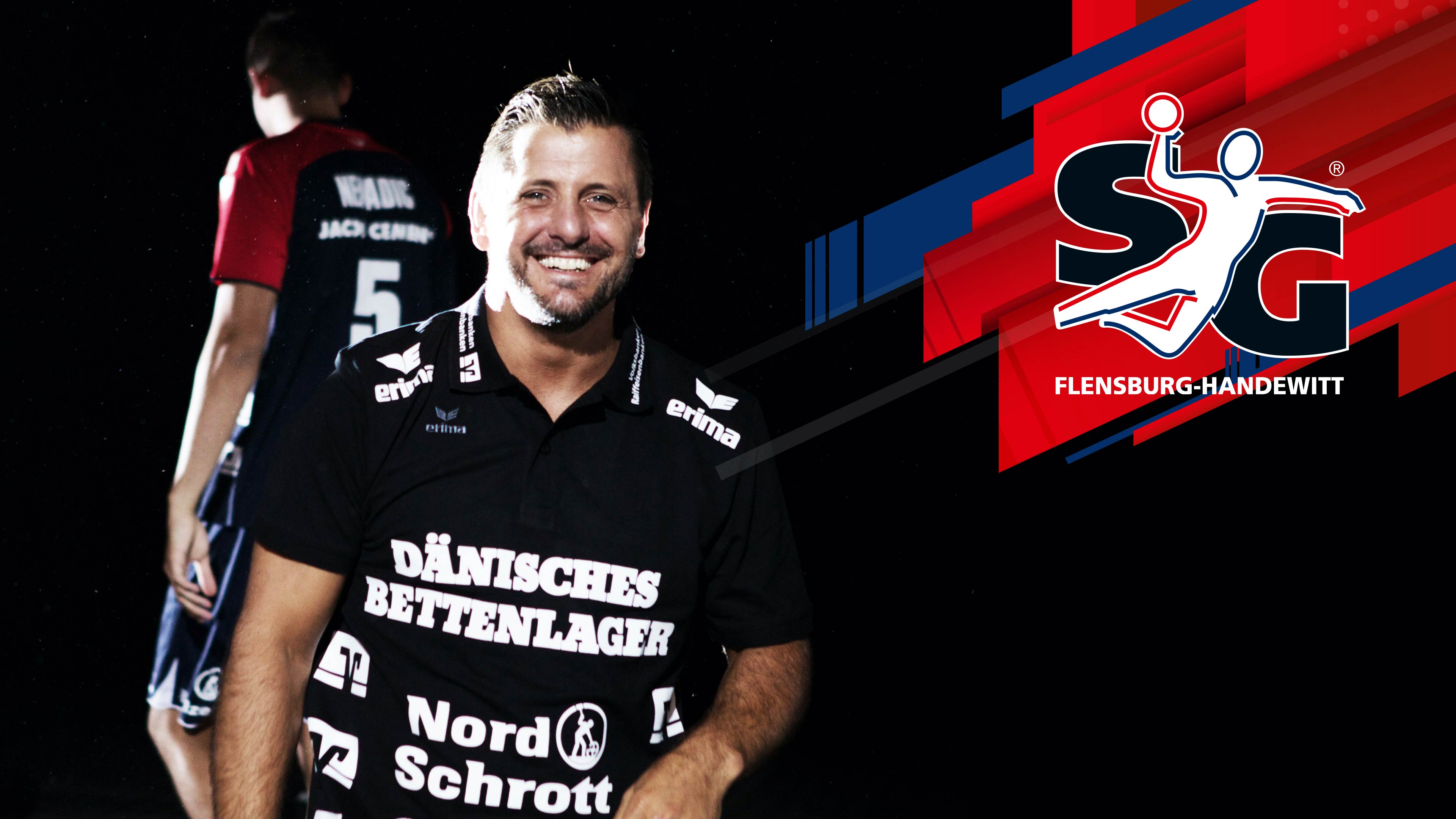 SG Trainer im schwarzen Trikot