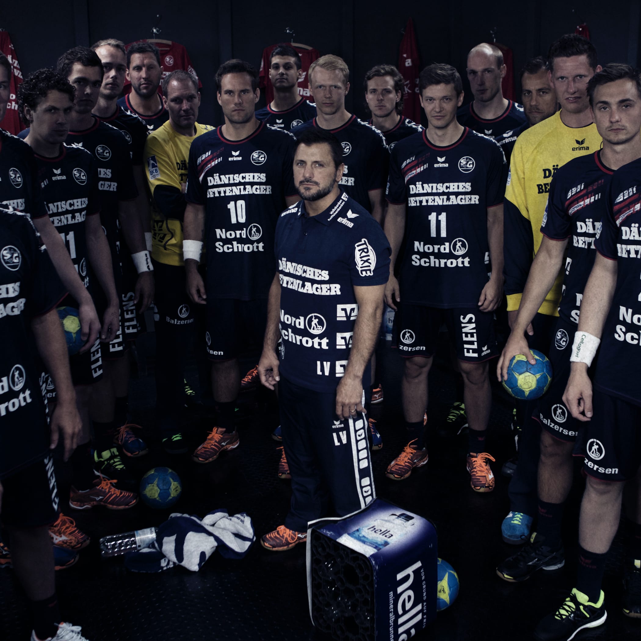 hochzwei_sg_teaser_07.jpg Gruppenbild der SG im dunkeln