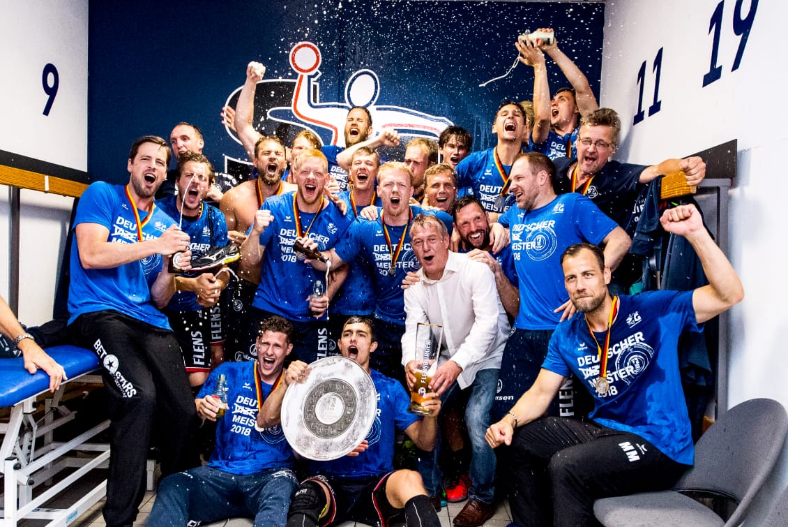 hochzwei_sg_teaser_gross_02.jpg SG Mannschaft jubelt nach Sieg